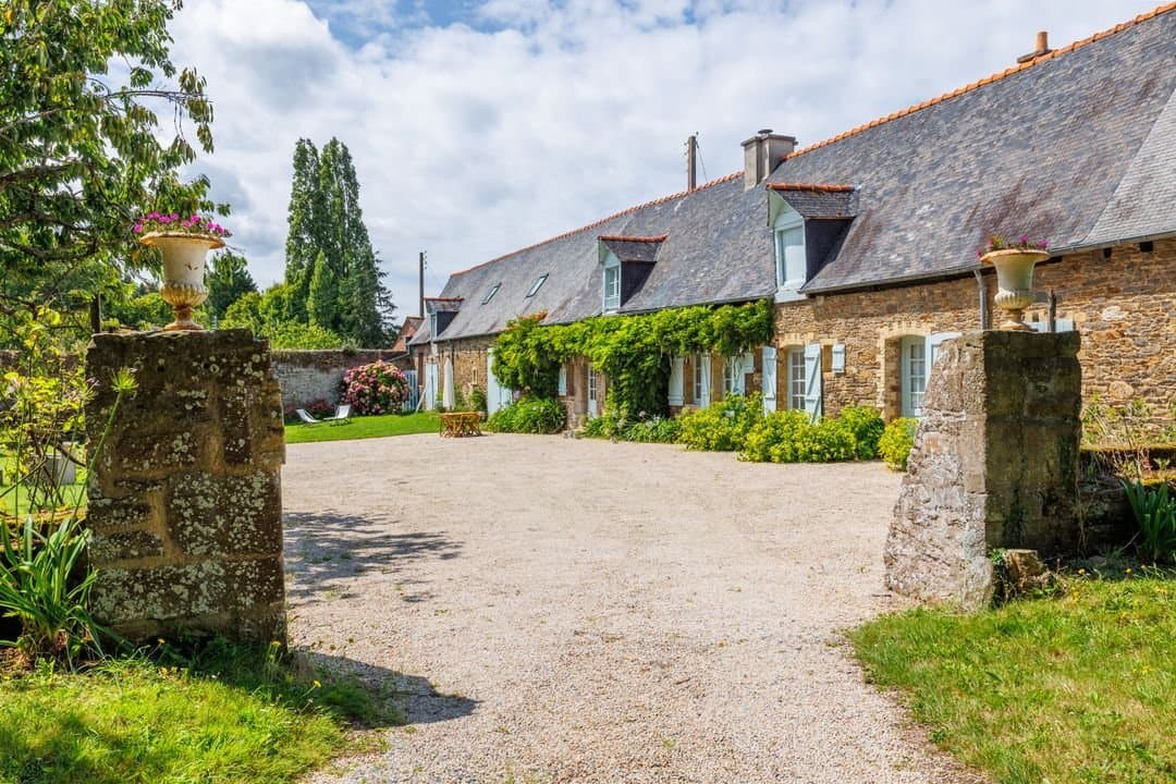 Elegant 17th Century Manor With 10 Suites And Enclosed Park 5