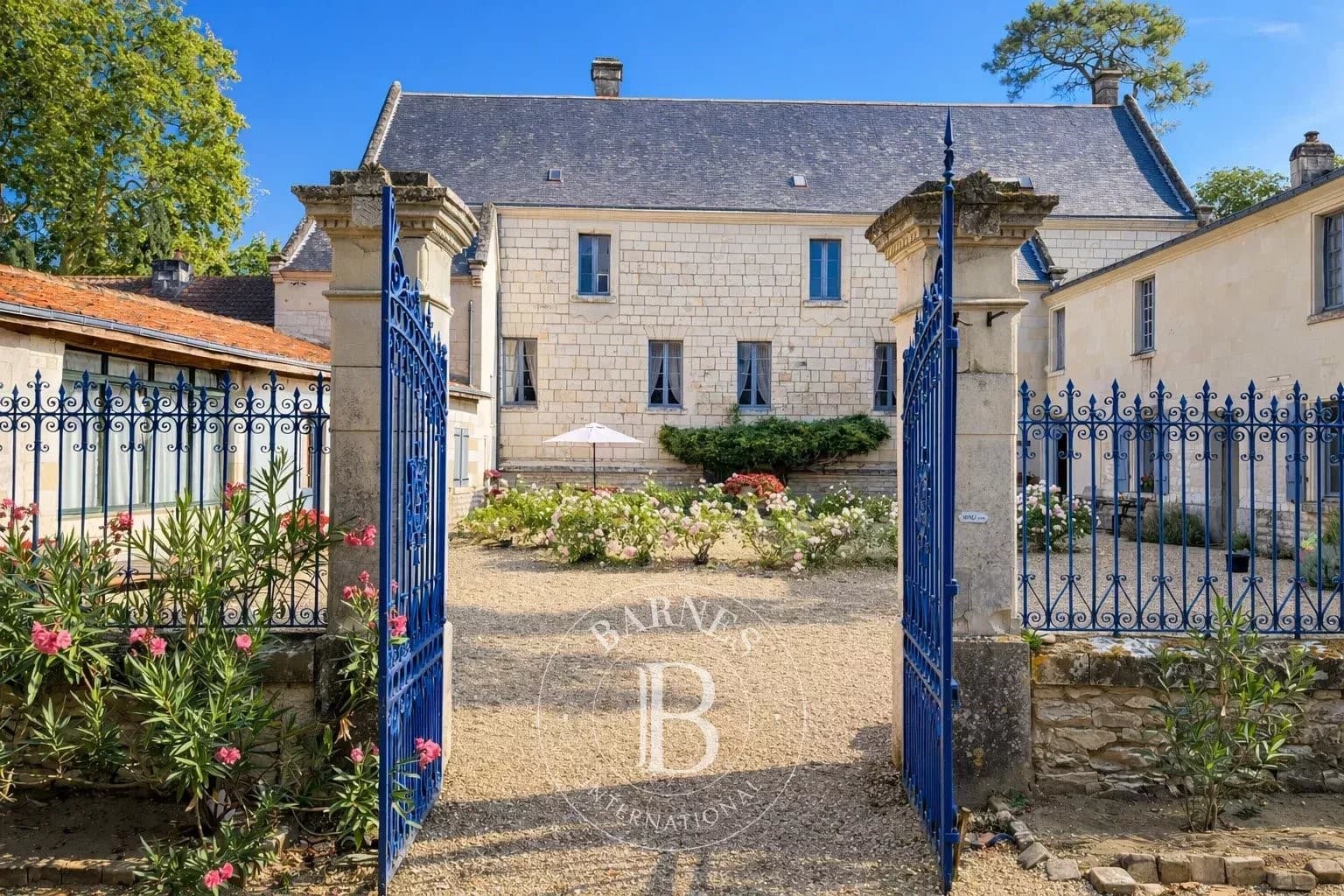 17th Century Château With English-Style Park And Swimming Pool 3