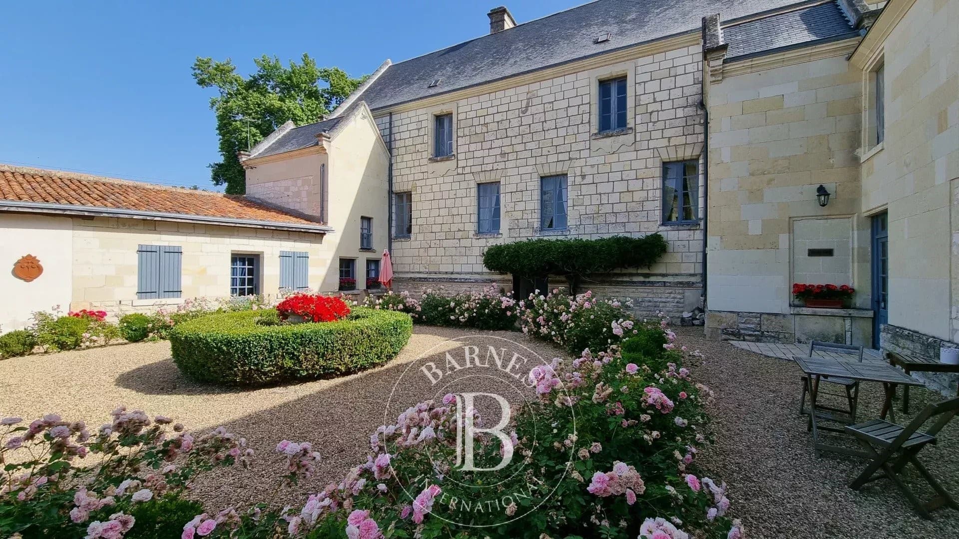 17th Century Château With English-Style Park And Swimming Pool 4