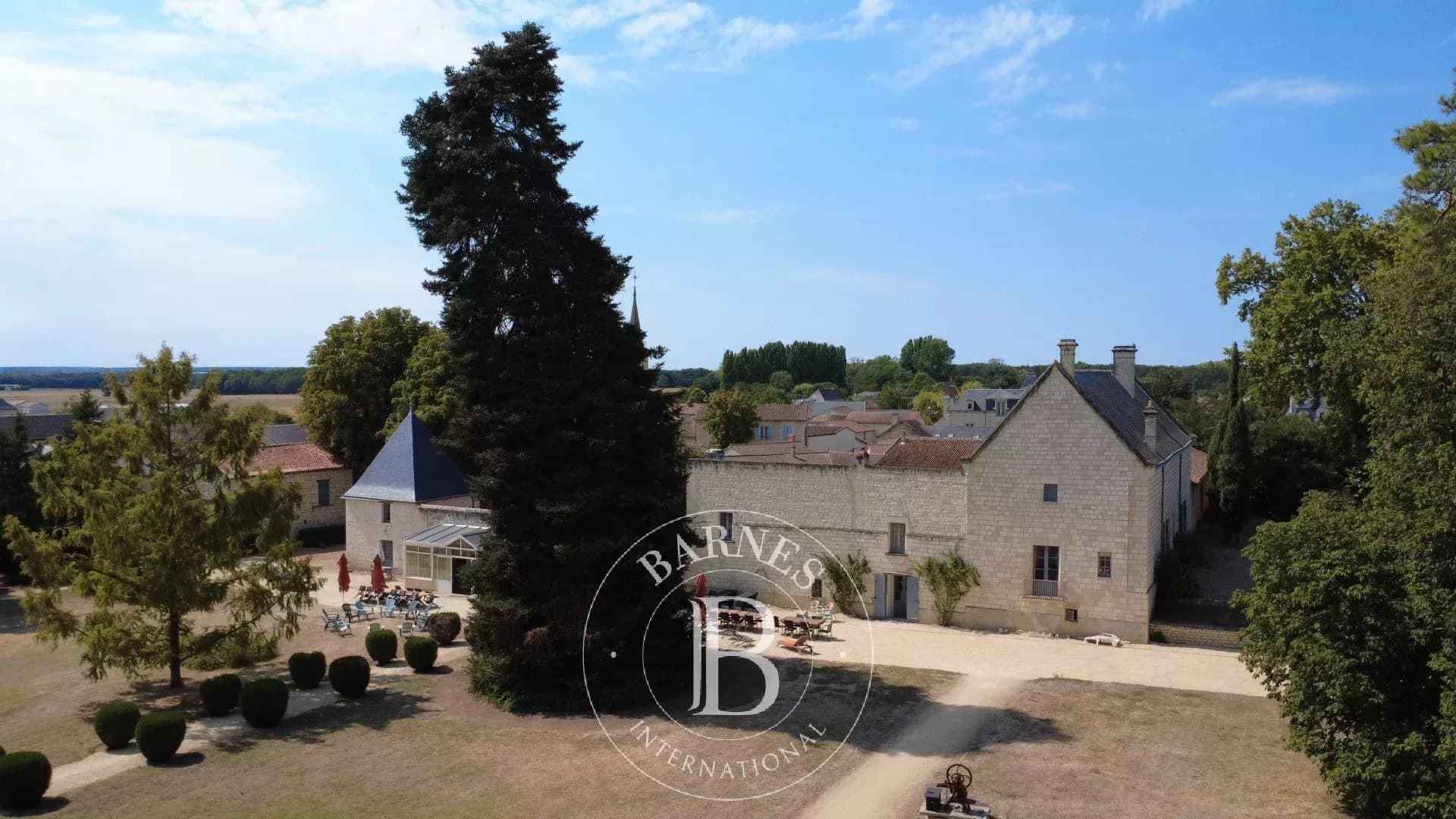 17th Century Château With English-Style Park And Swimming Pool 5