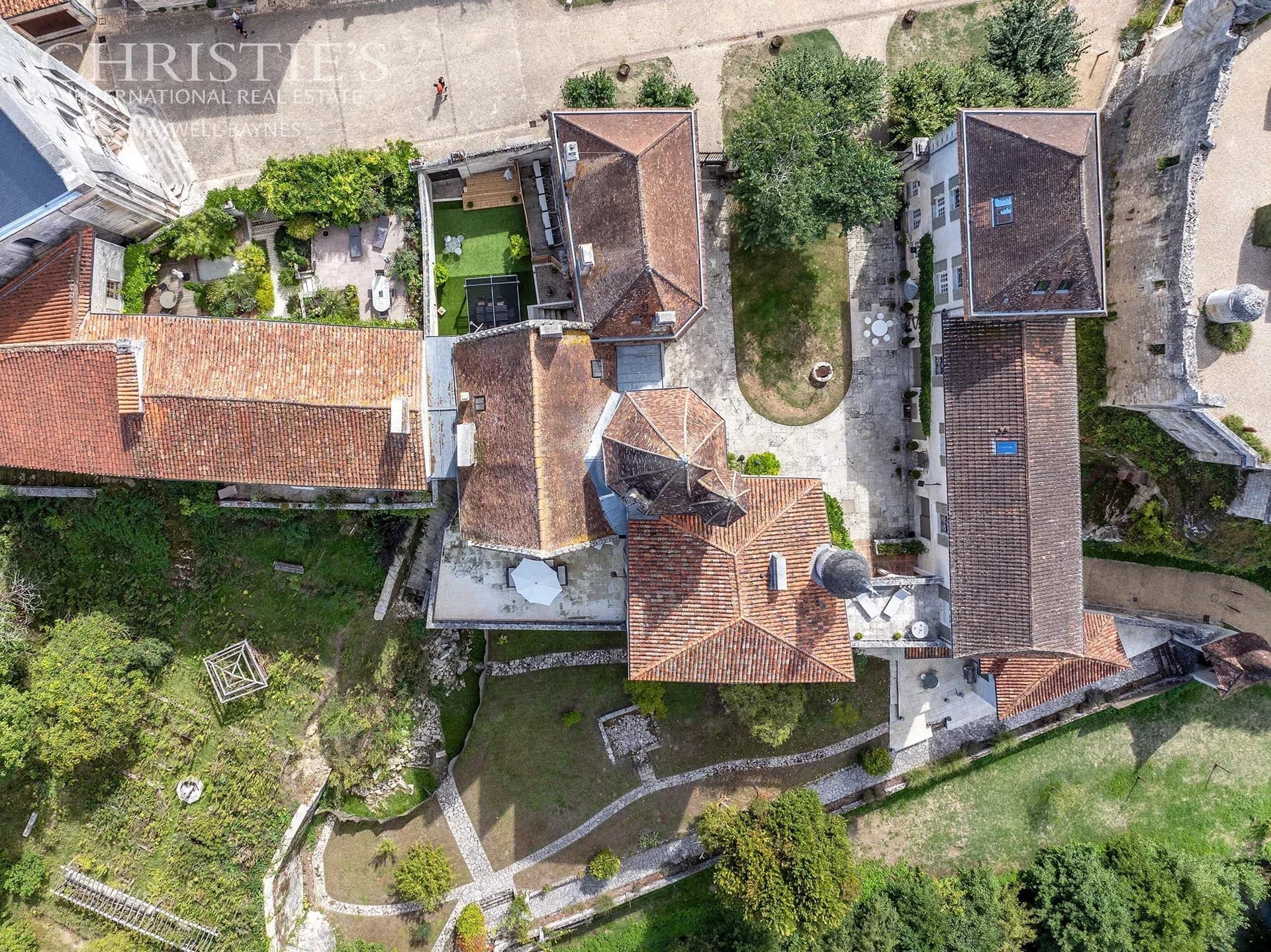 Historic 15th Century Château With 15 Bedrooms And Panoramic Countryside Views 4