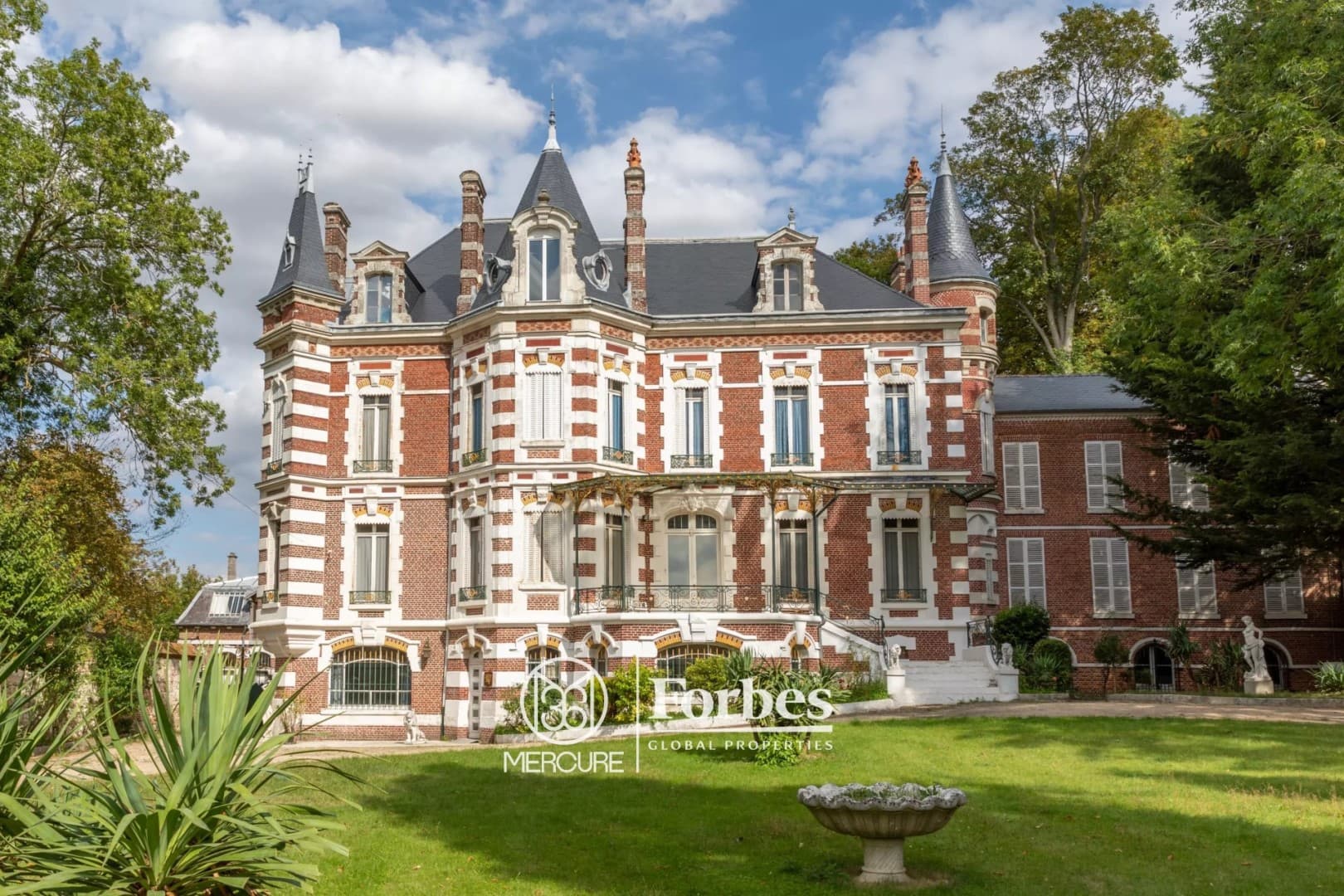 Historic Castle with 8 Bedrooms and Expansive Park — in France