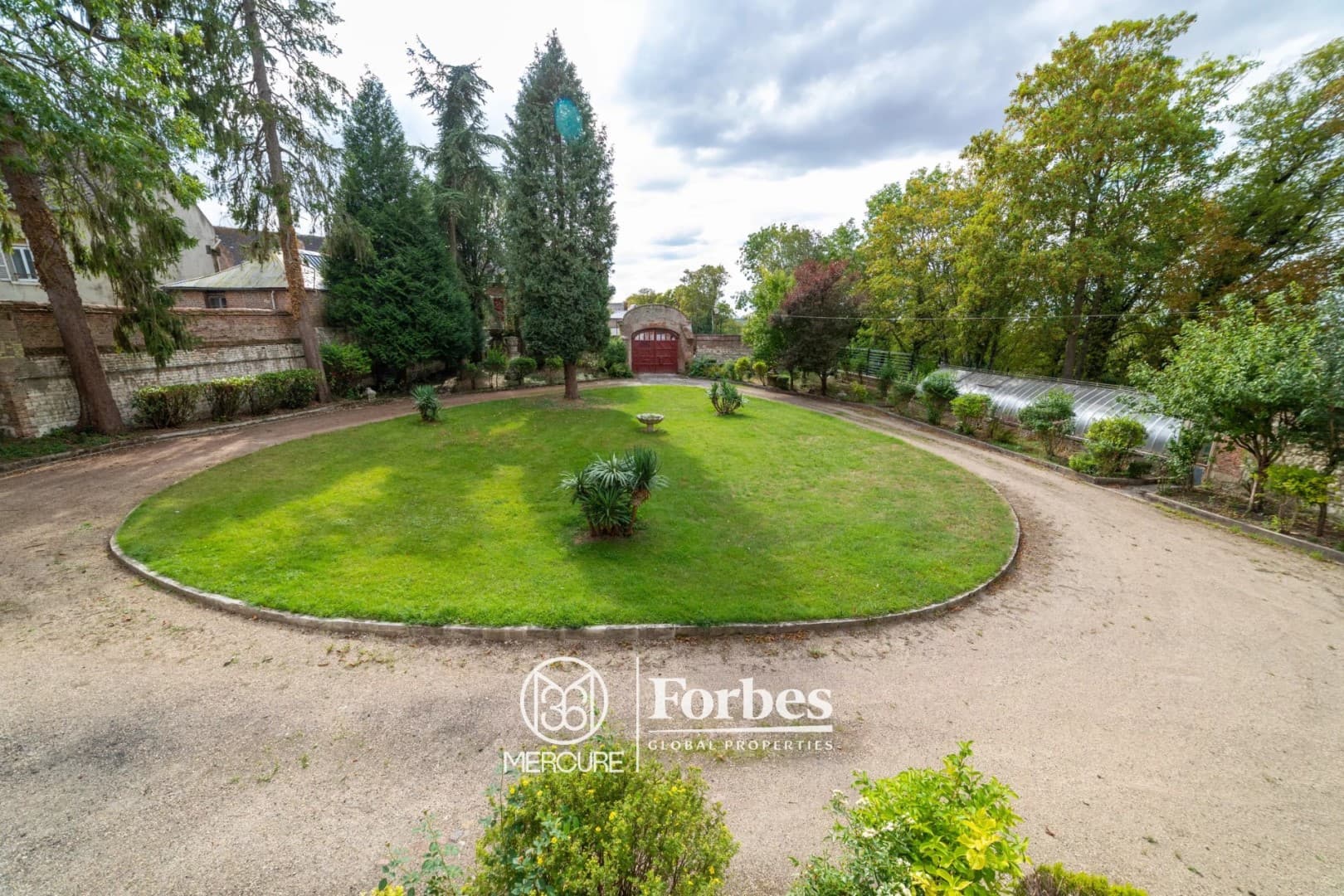 Historic Castle with 8 Bedrooms and Expansive Park 2