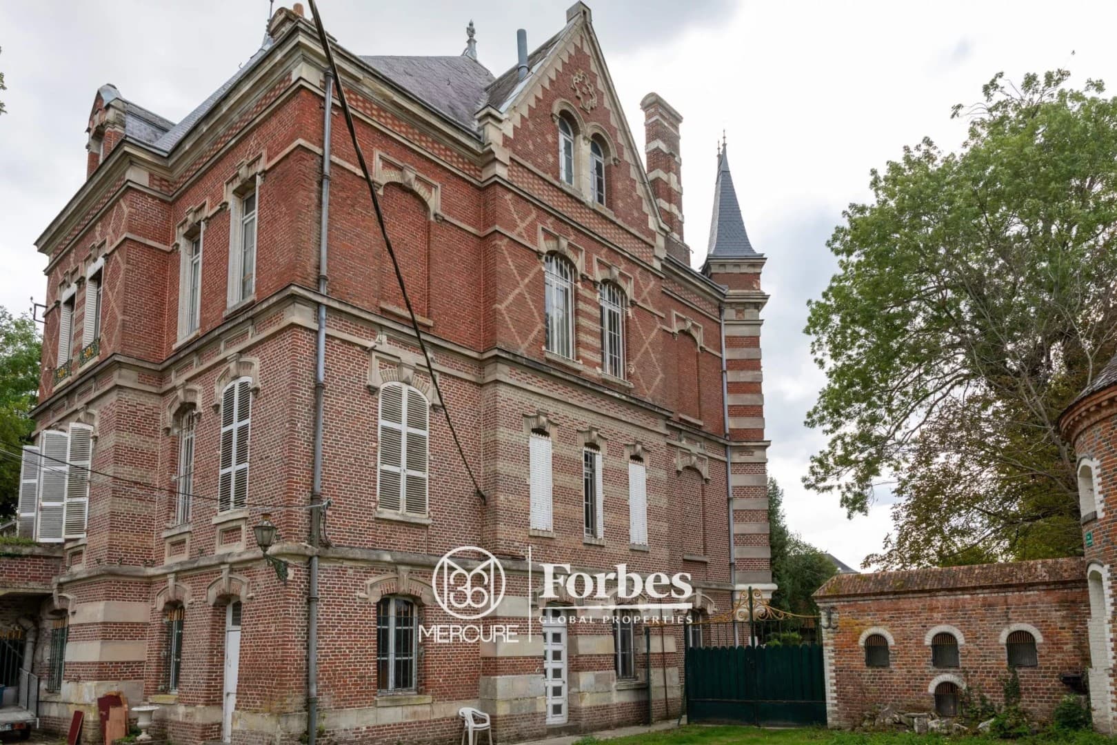 Historic Castle with 8 Bedrooms and Expansive Park 4