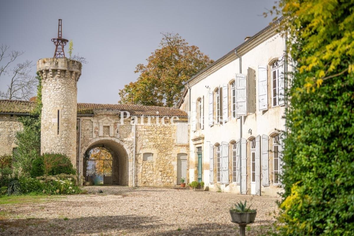 Historic Château With 1,200 Sqm Floor Area And 14 Hectares Of Grounds — Château for sale in France