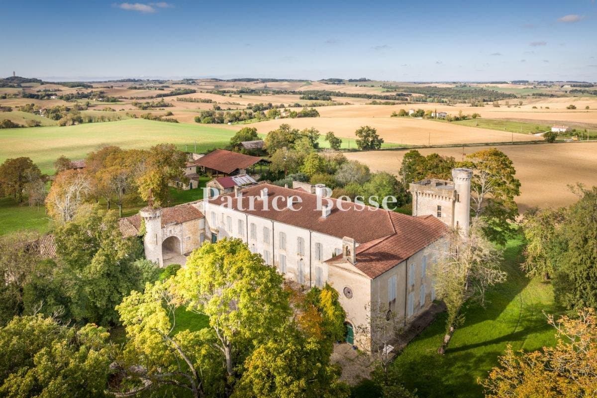 Historic Château With 1,200 Sqm Floor Area And 14 Hectares Of Grounds 3