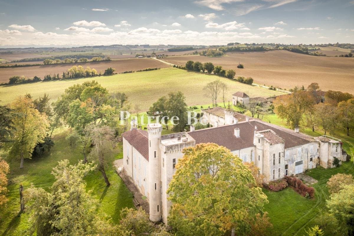 Historic Château With 1,200 Sqm Floor Area And 14 Hectares Of Grounds 4