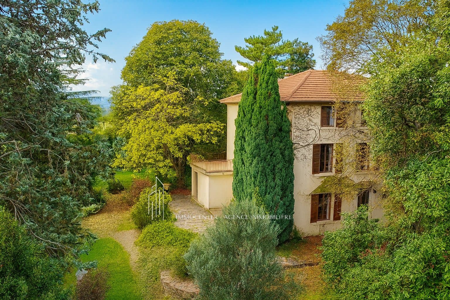 Spacious Character Property with Pool in a 6000 m² Park 4