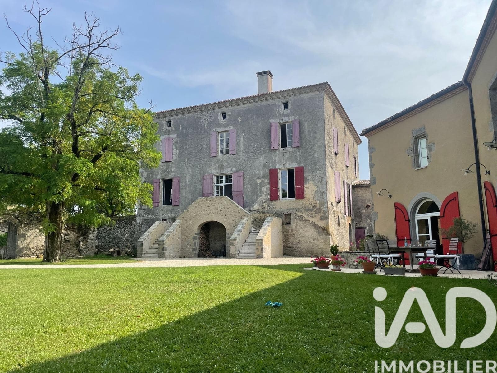 Elegant Castle with Swimming Pool and 10 Bedrooms 3