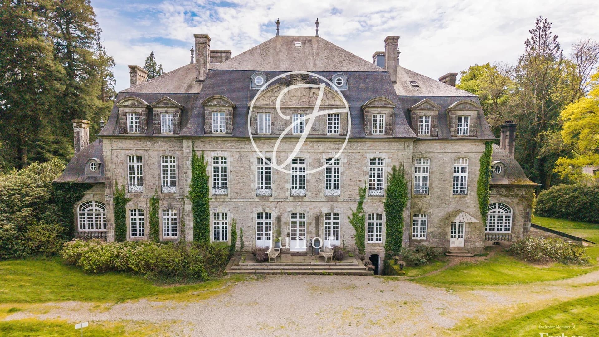 Elegant 20th Century Château with Indoor Pool and 11 Suites 4
