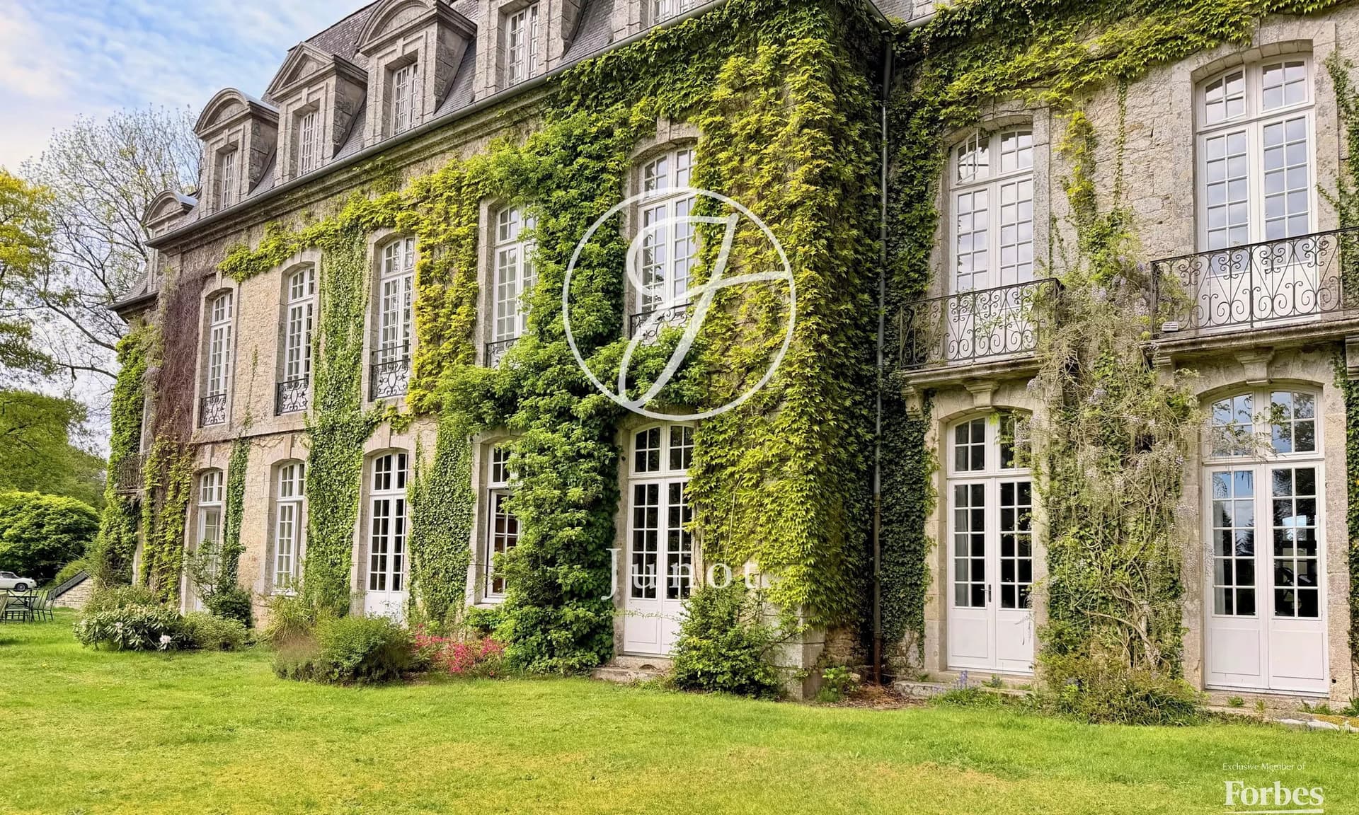 Elegant 20th Century Château with Indoor Pool and 11 Suites 5