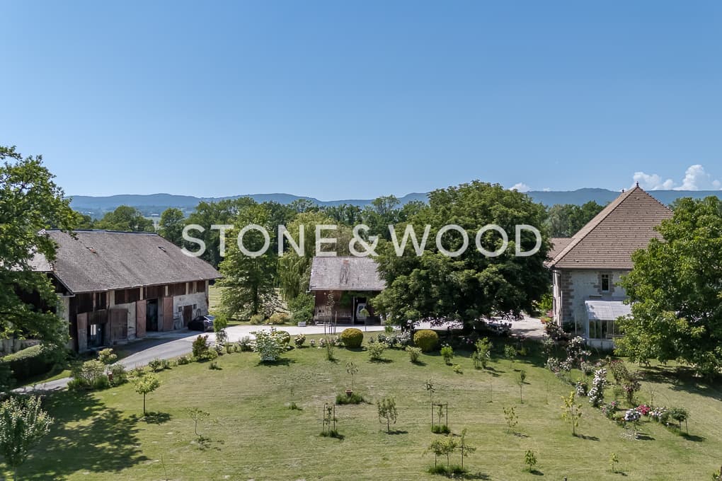 Elegant 13th Century Manor House with Swimming Pool and Extensive Grounds 4
