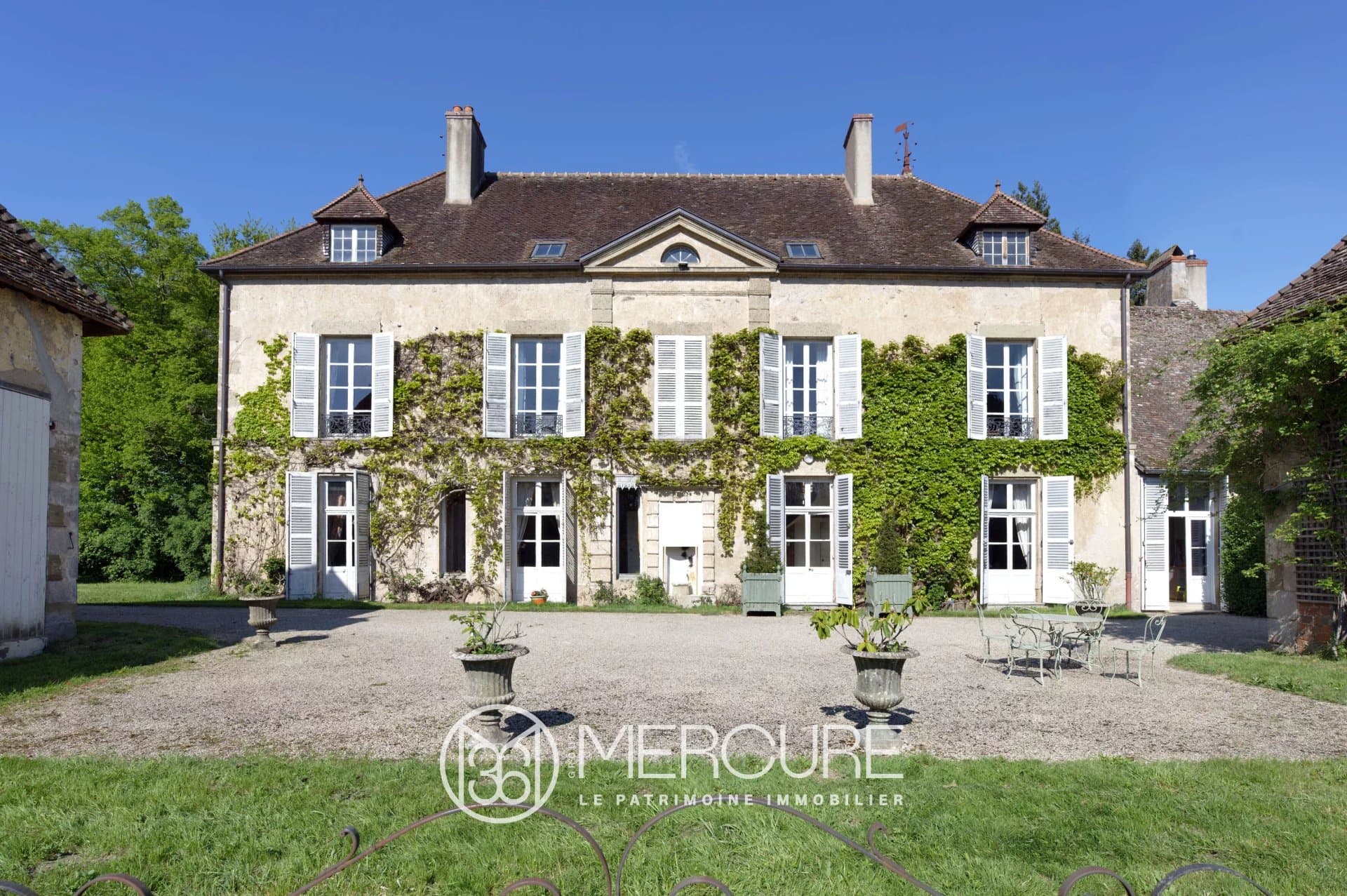 Late 17th Century Château With Stables And Equestrian Land — Château for sale in France