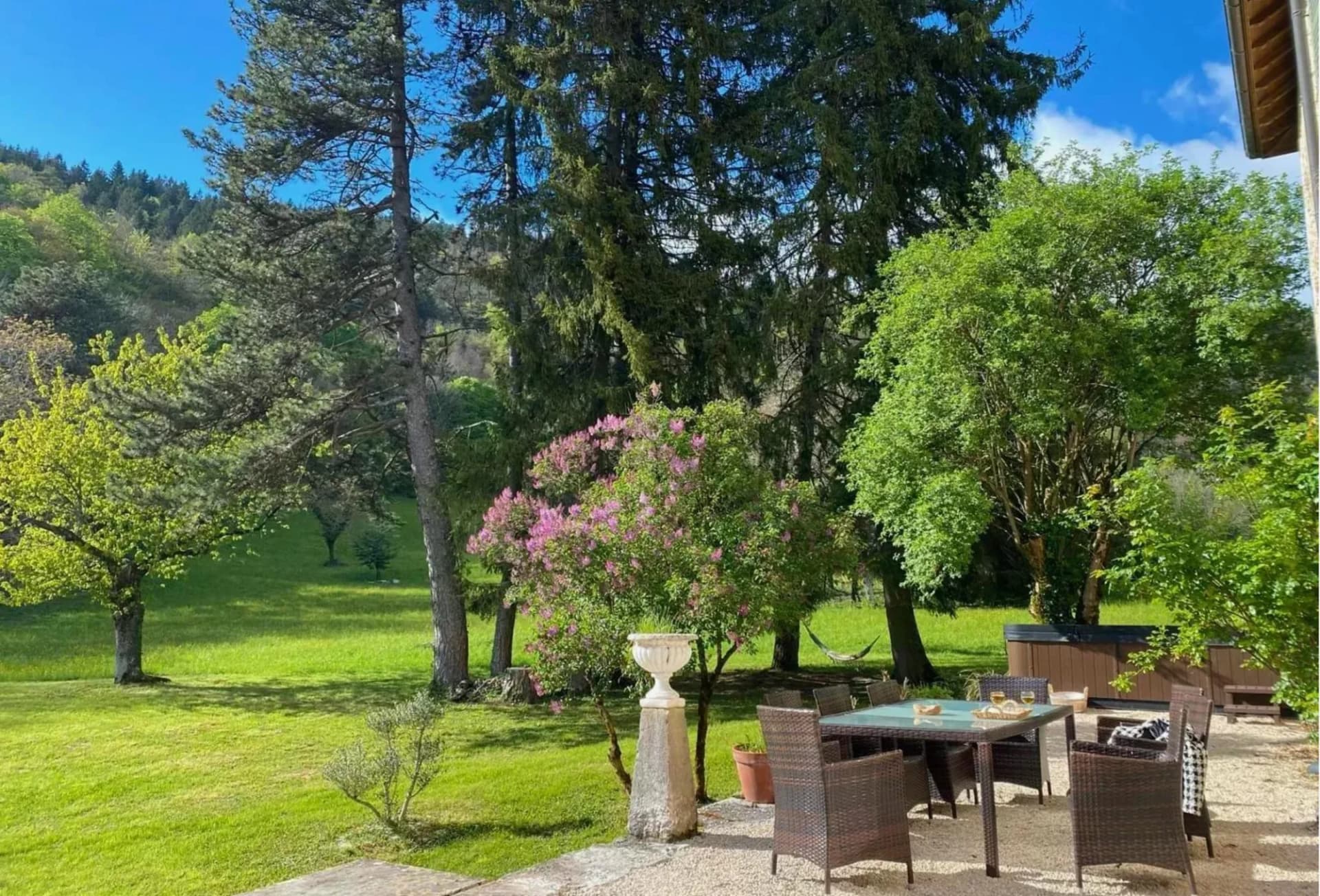 Château de Montanges 760.0 Sqm 7 Bedrooms 5