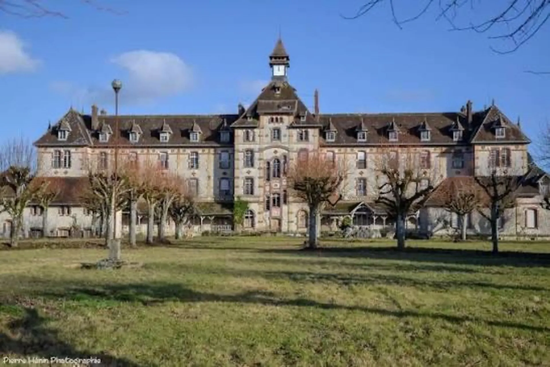 Exceptional Listed Monument With 4000 Sqm To Restore In Touraine
