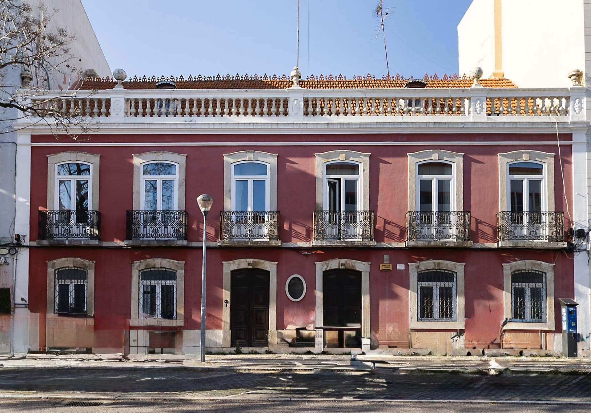 Historic Mansion With 19 Rooms And Private Garden In Setúbal — in Portugal