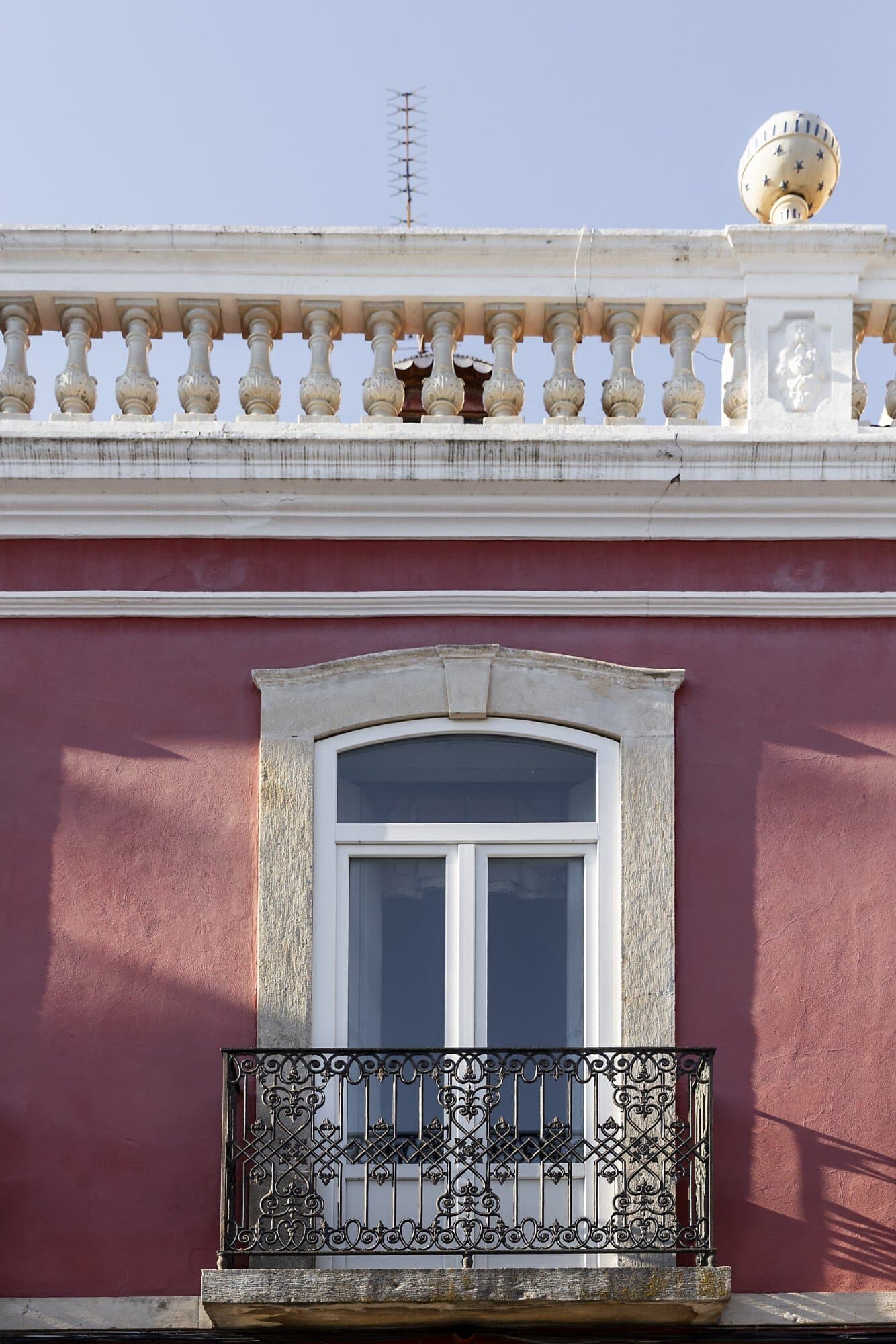 Historic Mansion With 19 Rooms And Private Garden In Setúbal 2