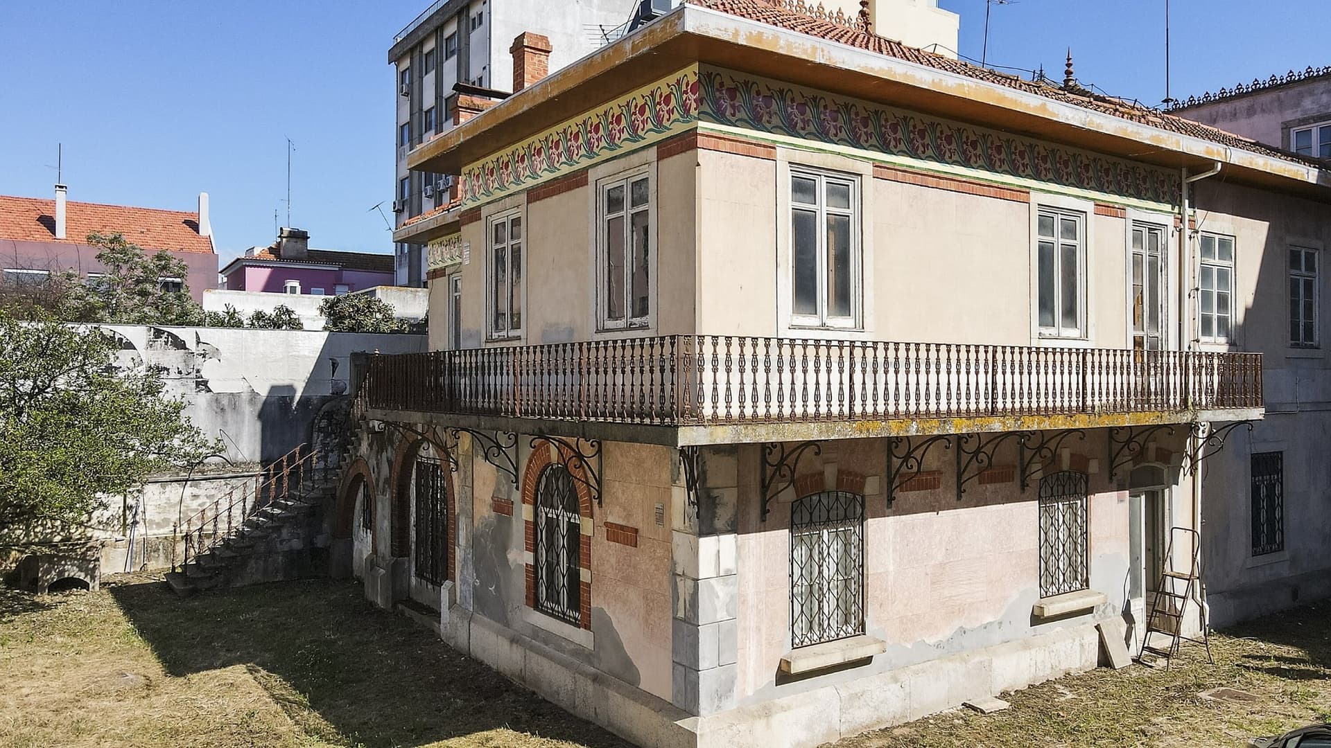 Historic Mansion With 19 Rooms And Private Garden In Setúbal 4