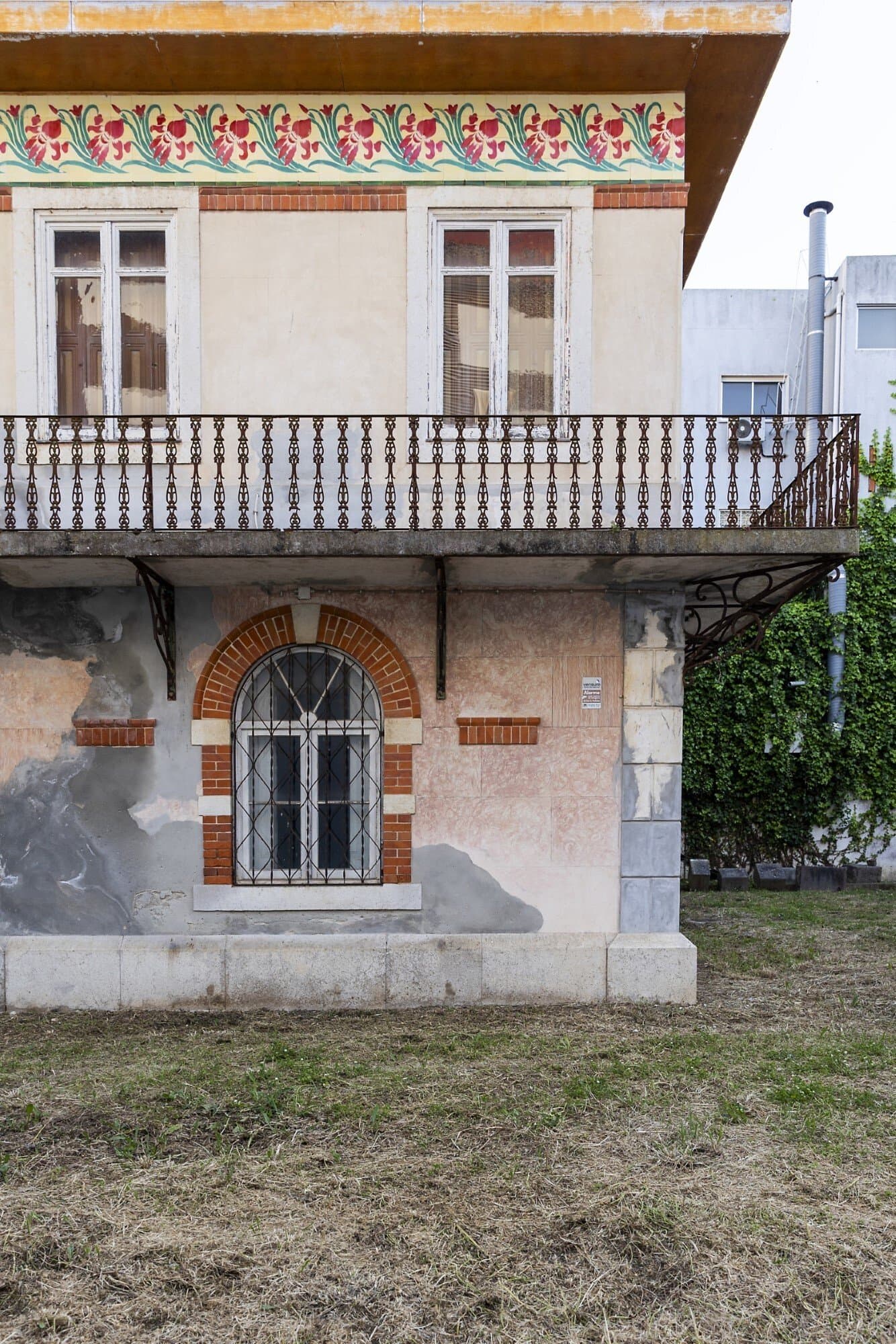 Historic Mansion With 19 Rooms And Private Garden In Setúbal 5