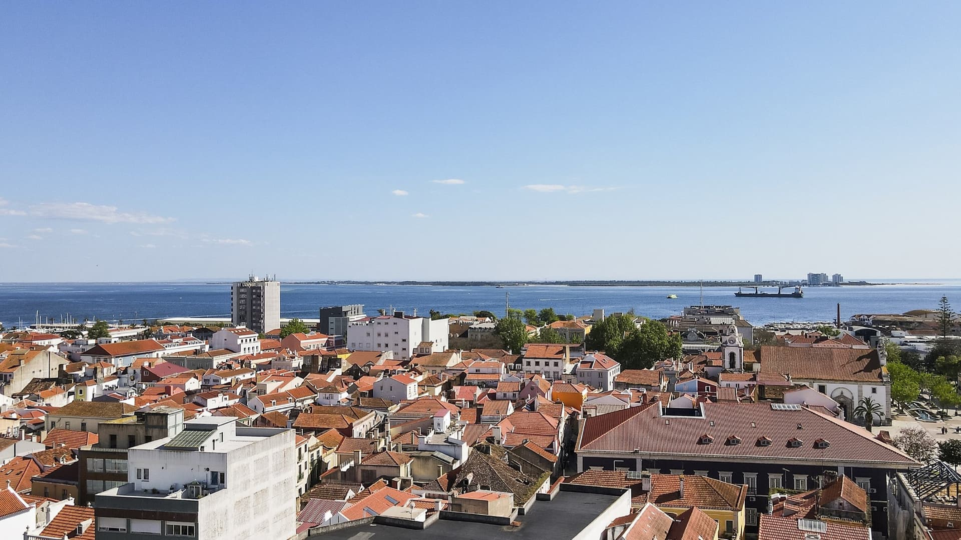 Historic Mansion With 19 Rooms And Private Garden In Setúbal 3