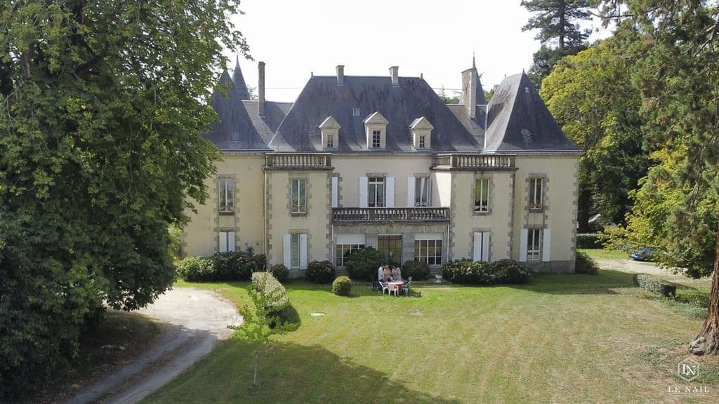 Beautiful Château with Gîtes and Pools in Vendée — Château for sale in Vendée, France