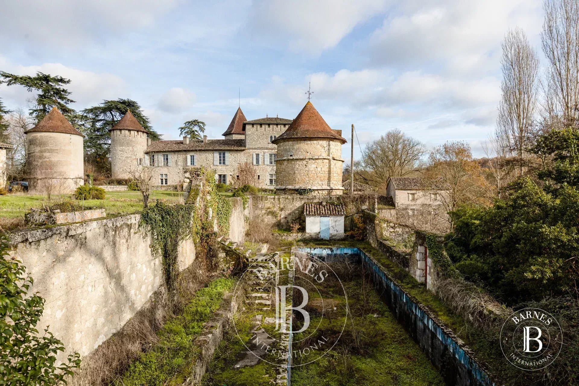 Historic Château With 950 Sqm, 9 Bedrooms, And 208 Hectares Of Land — Château for sale