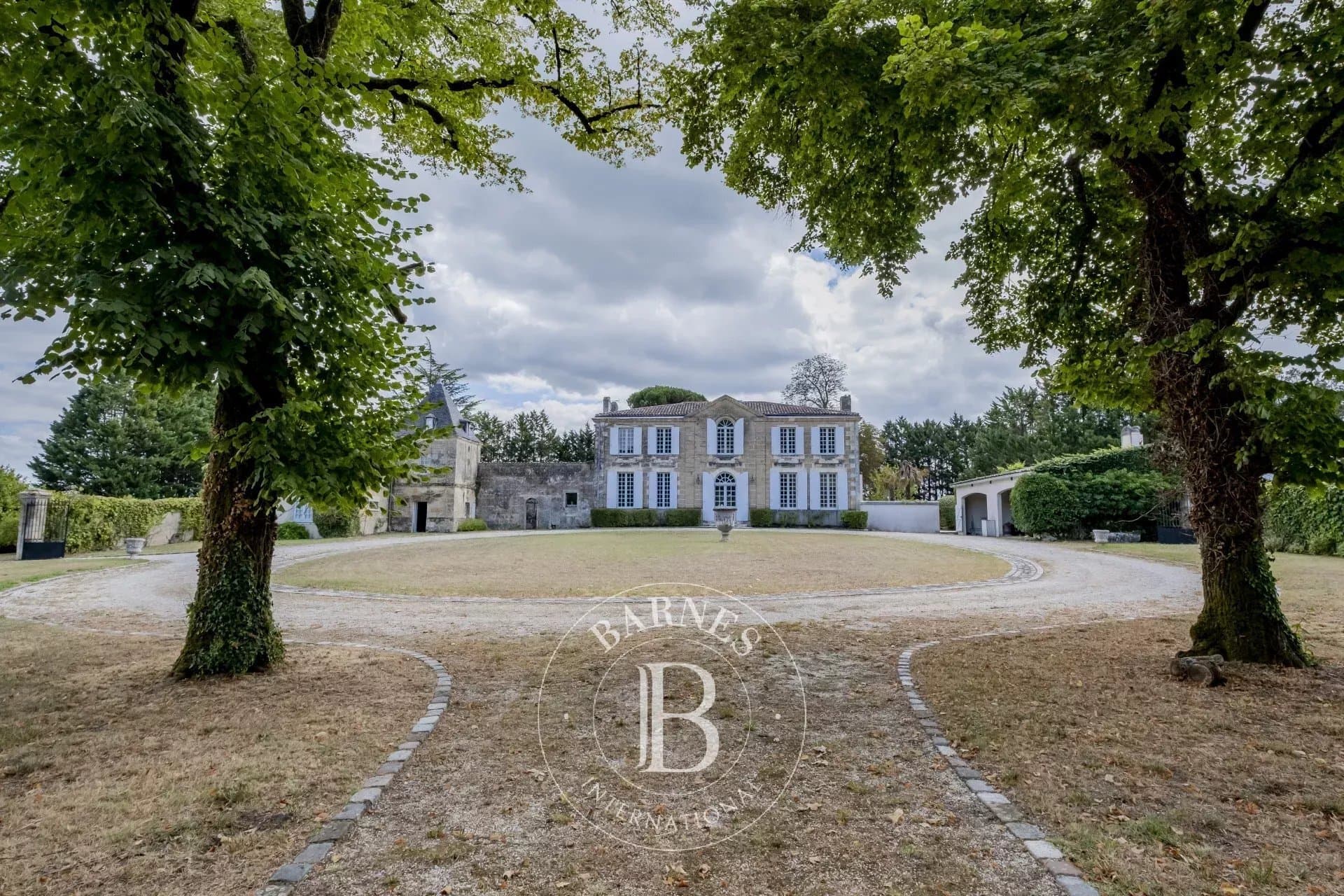 Magnificent 18th Century Château With Outbuilding, Pool, And Tennis Court — Château for sale in Nouvelle-Aquitaine, France