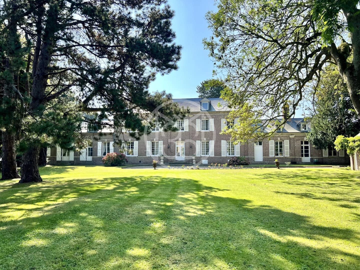 Elegant Château With 5 Bedrooms And Expansive Parklands — Château for sale in France