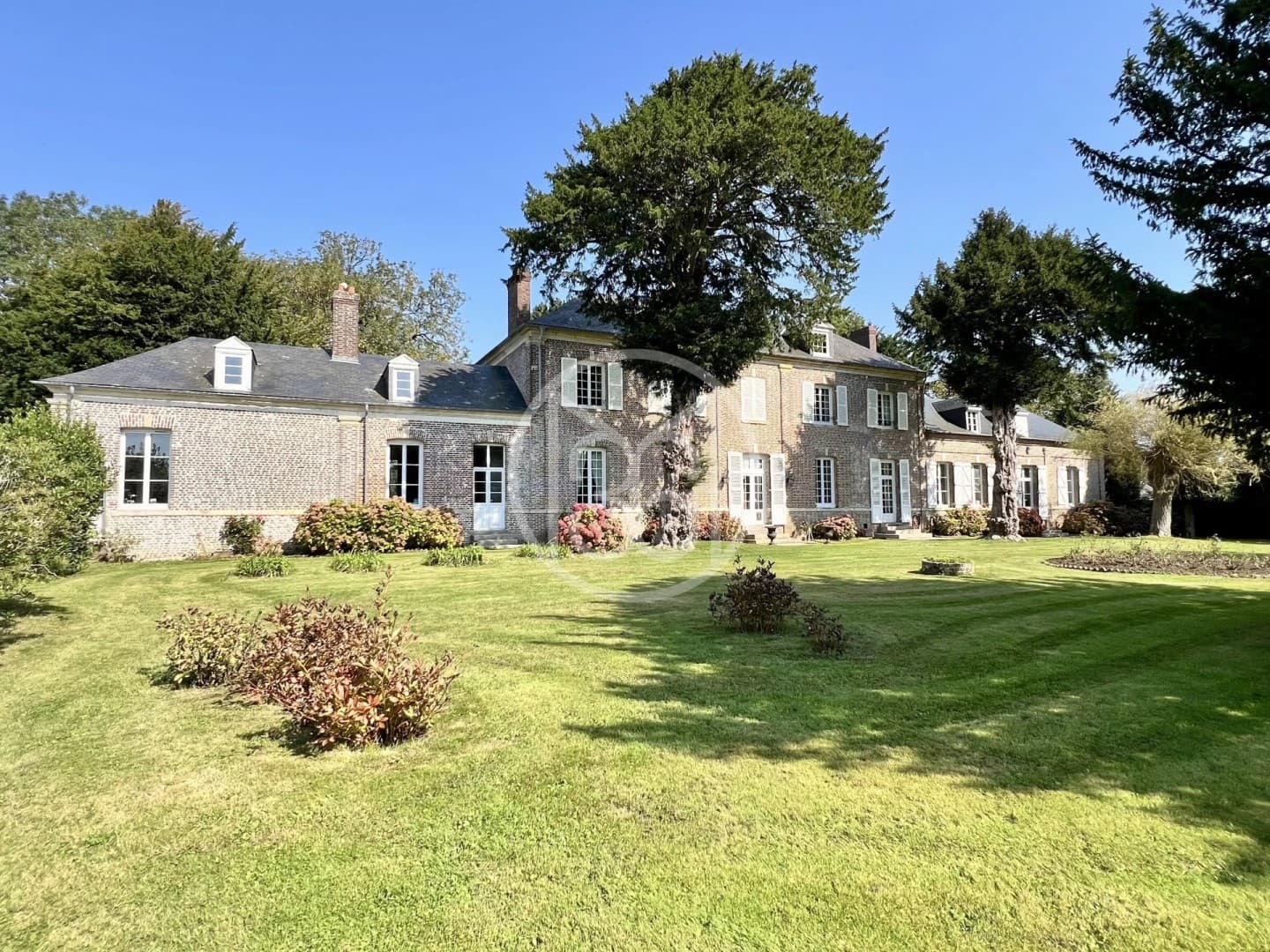 Elegant Château With 5 Bedrooms And Expansive Parklands 2