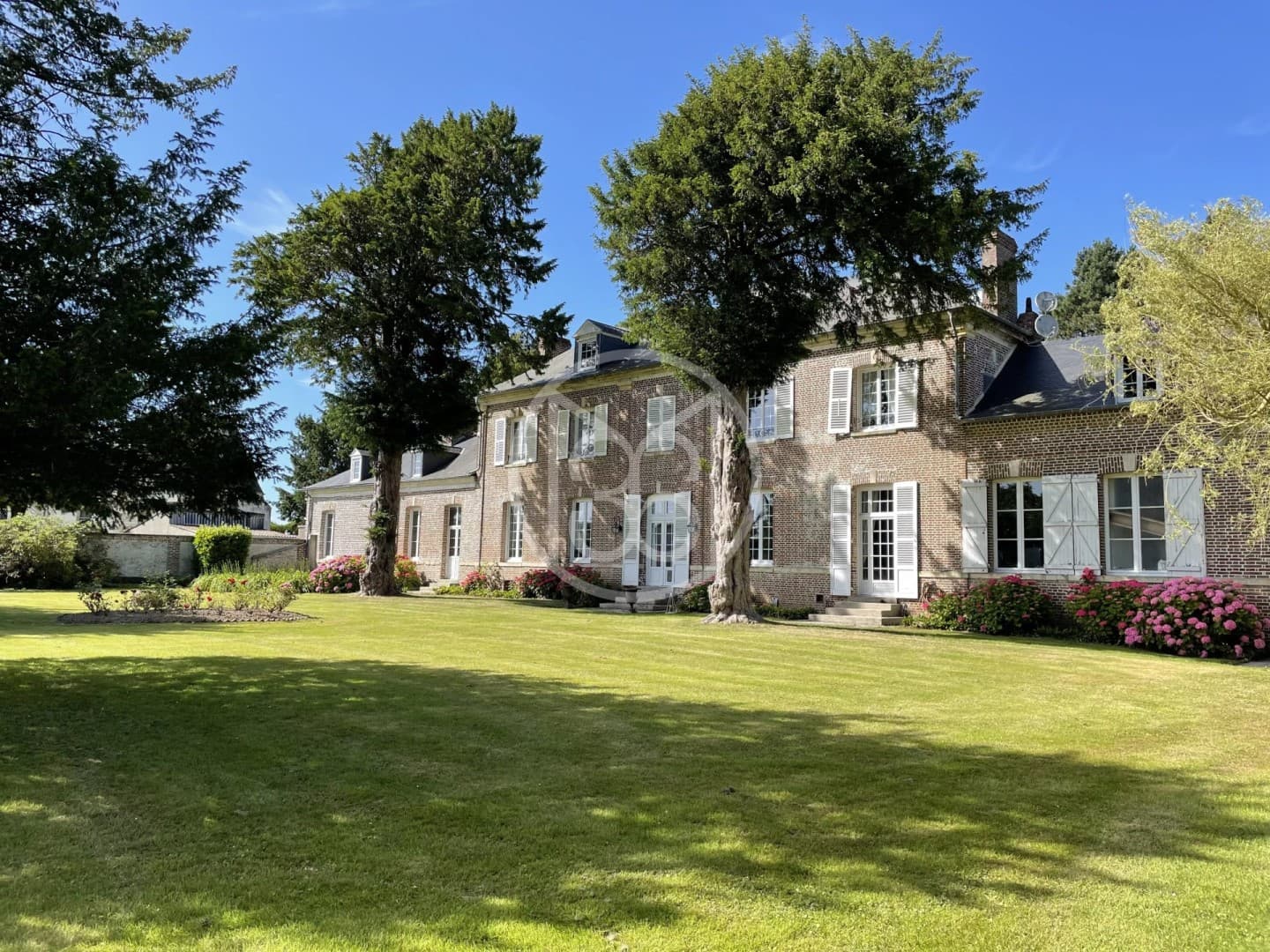 Elegant Château With 5 Bedrooms And Expansive Parklands 3