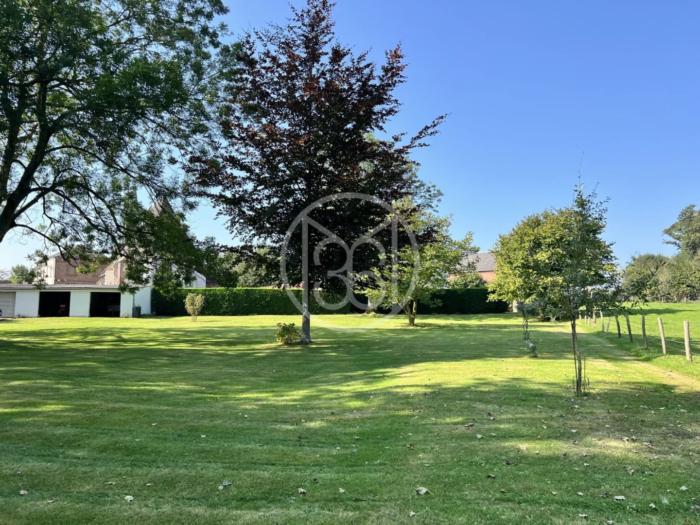 Elegant Château With 5 Bedrooms And Expansive Parklands 5