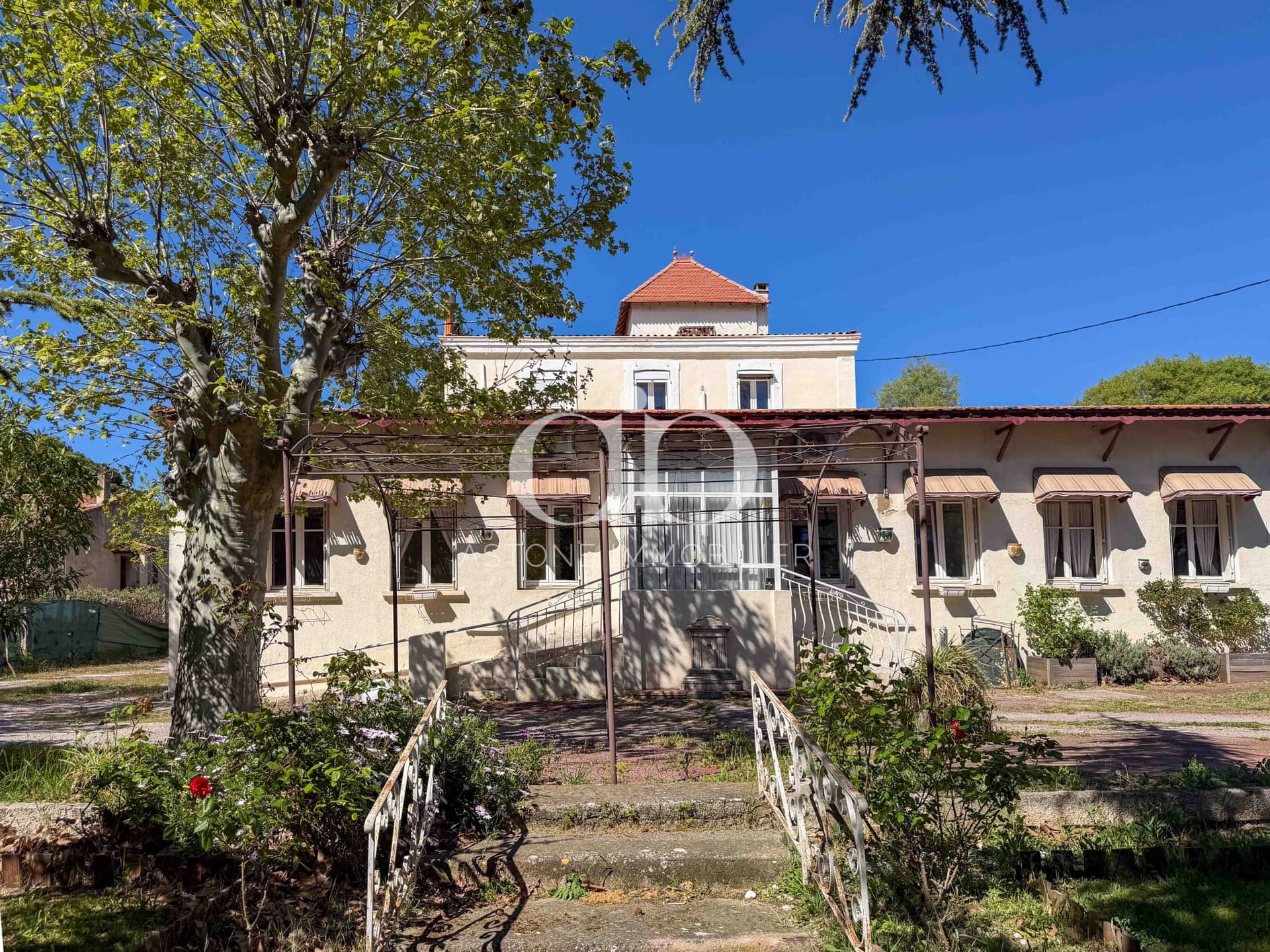 Unique Character Property With 15 Bedrooms And Development Potential — in France