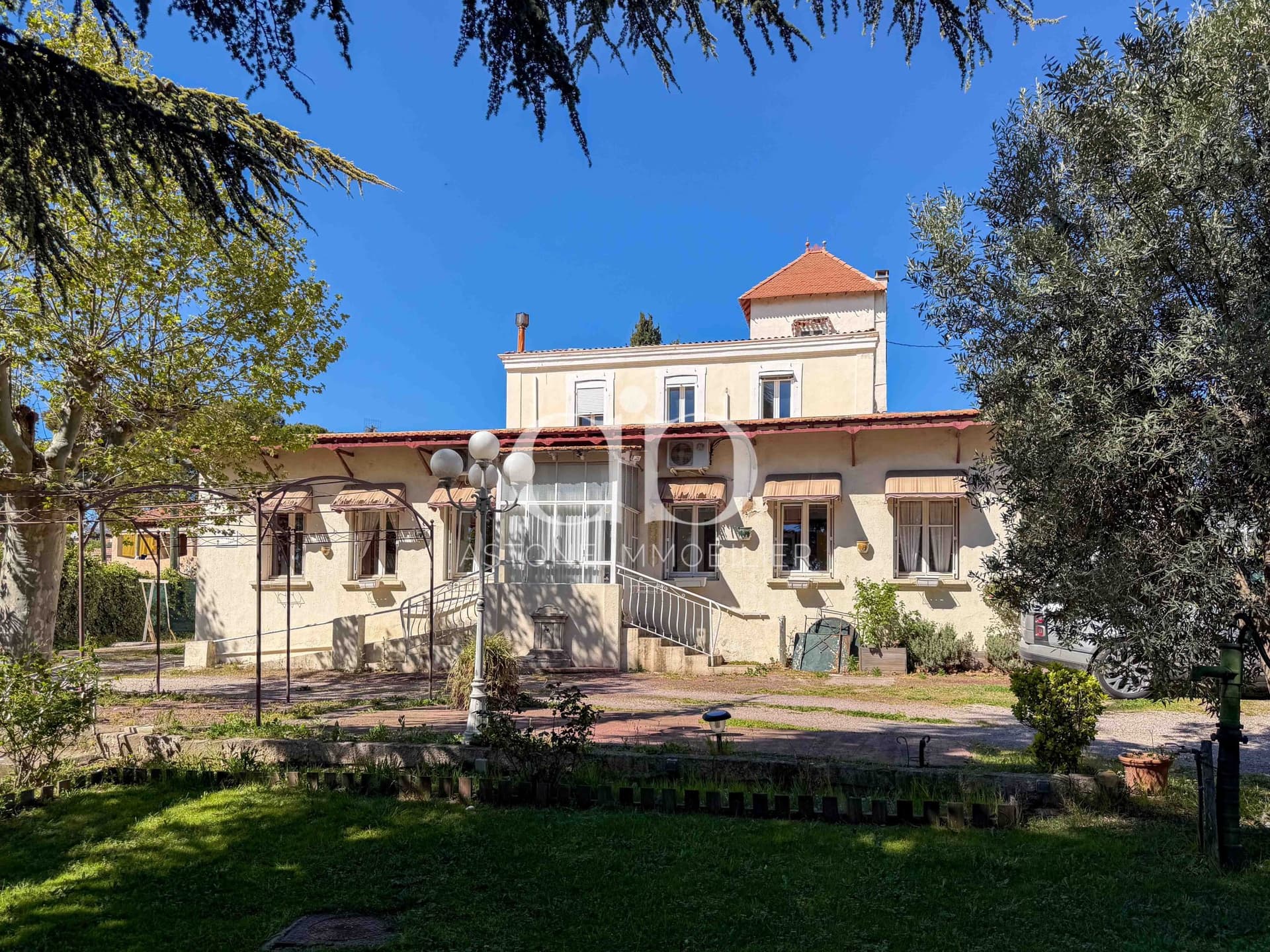 Unique Character Property With 15 Bedrooms And Development Potential 2