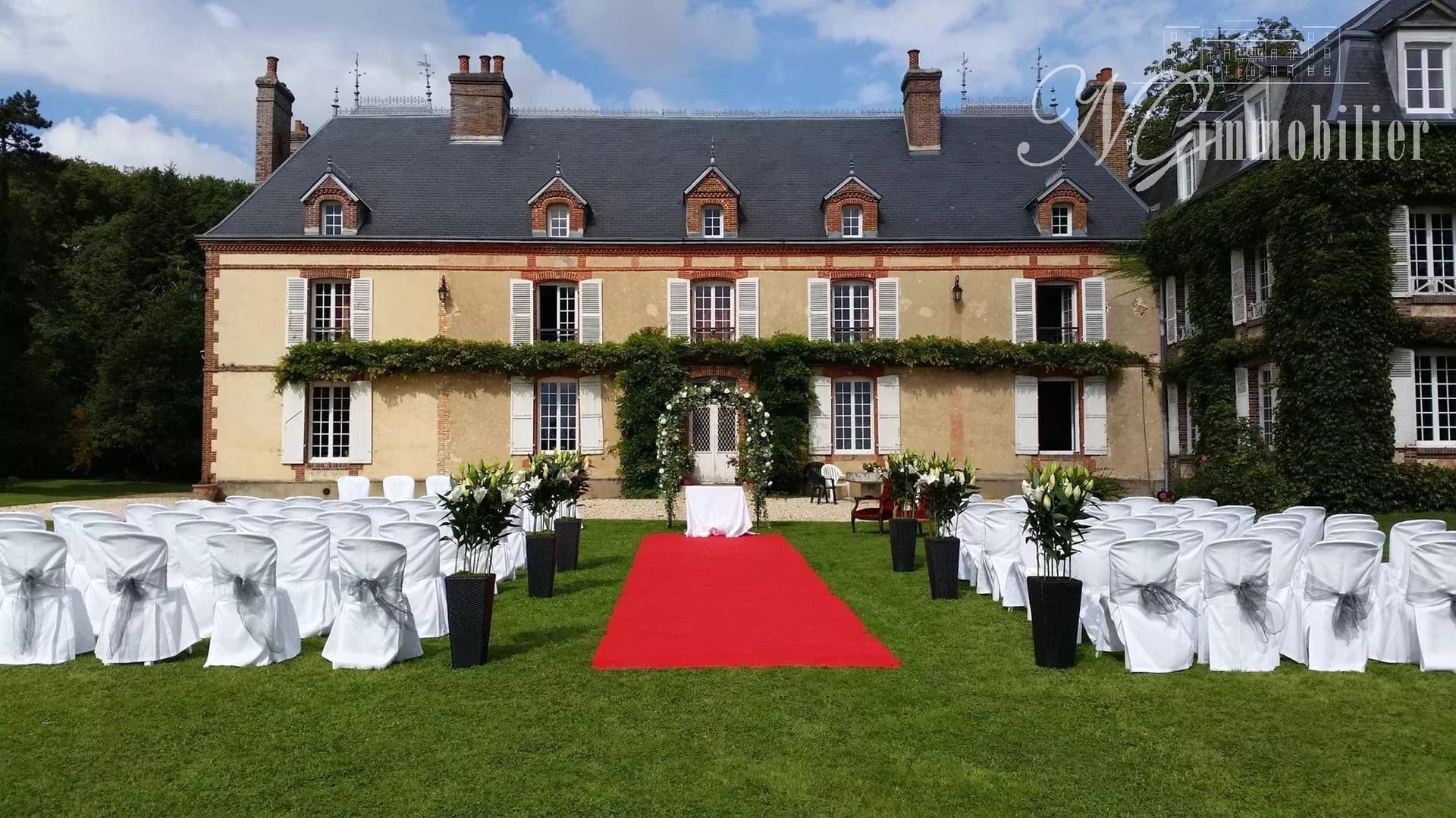 Majestic 17th Century Château With 8 Bedrooms And Expansive Grounds — Château for sale in Normandy, France