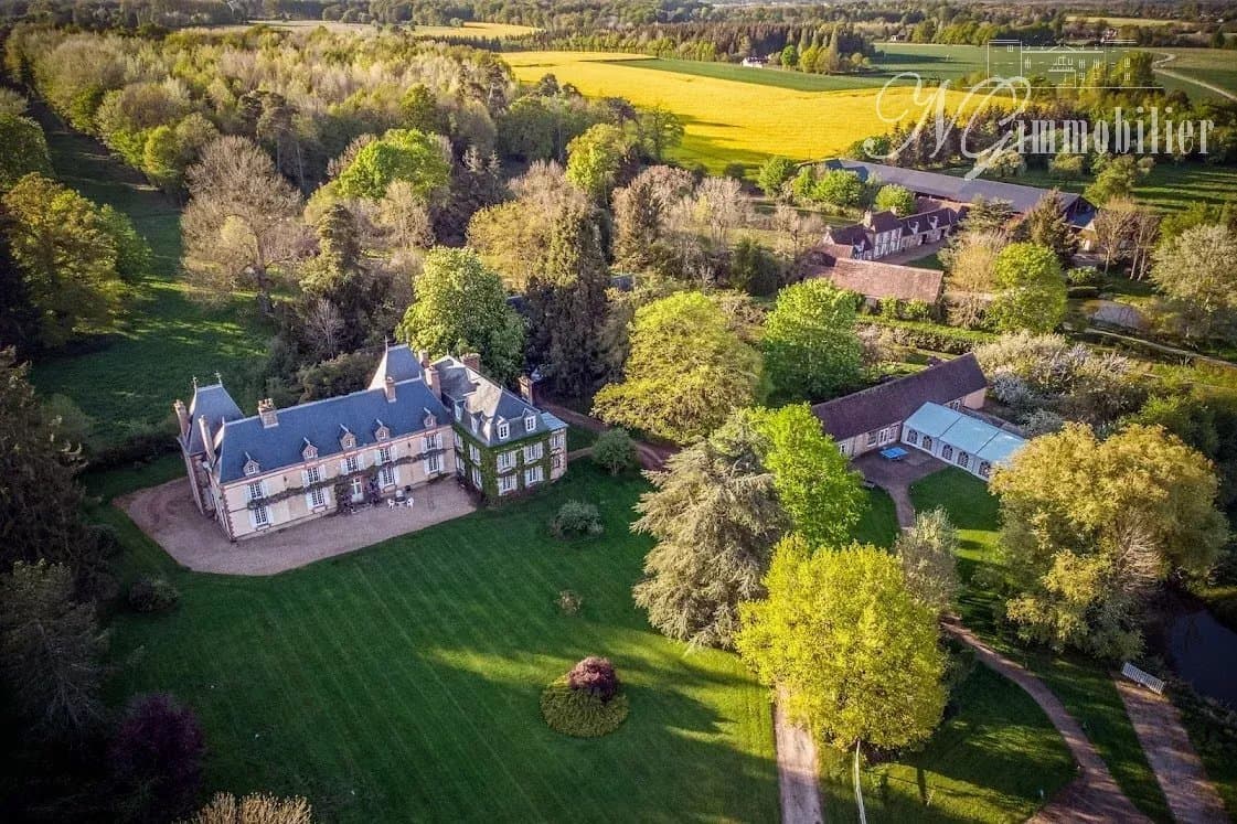 Majestic 17th Century Château With 8 Bedrooms And Expansive Grounds 3