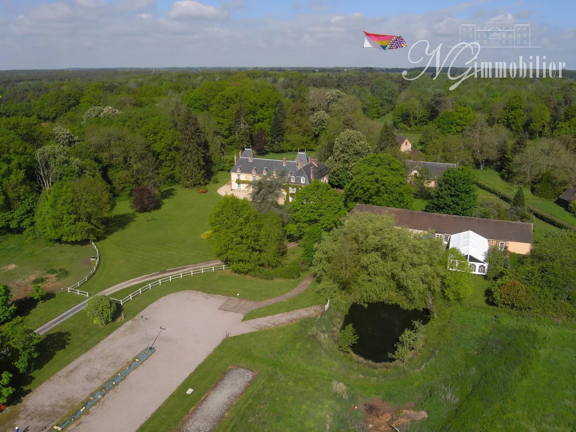 Majestic 17th Century Château With 8 Bedrooms And Expansive Grounds 4