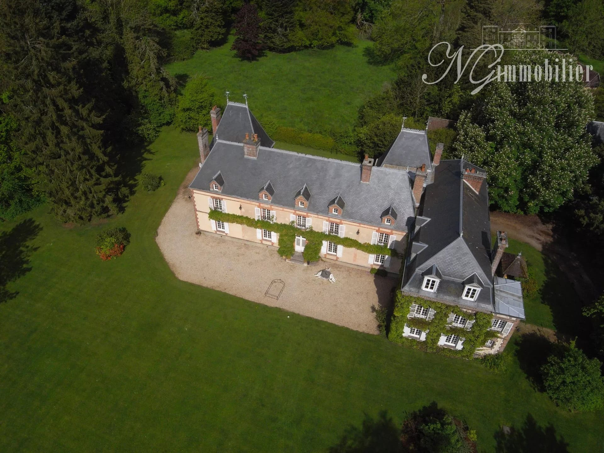 Majestic 17th Century Château With 8 Bedrooms And Expansive Grounds 5