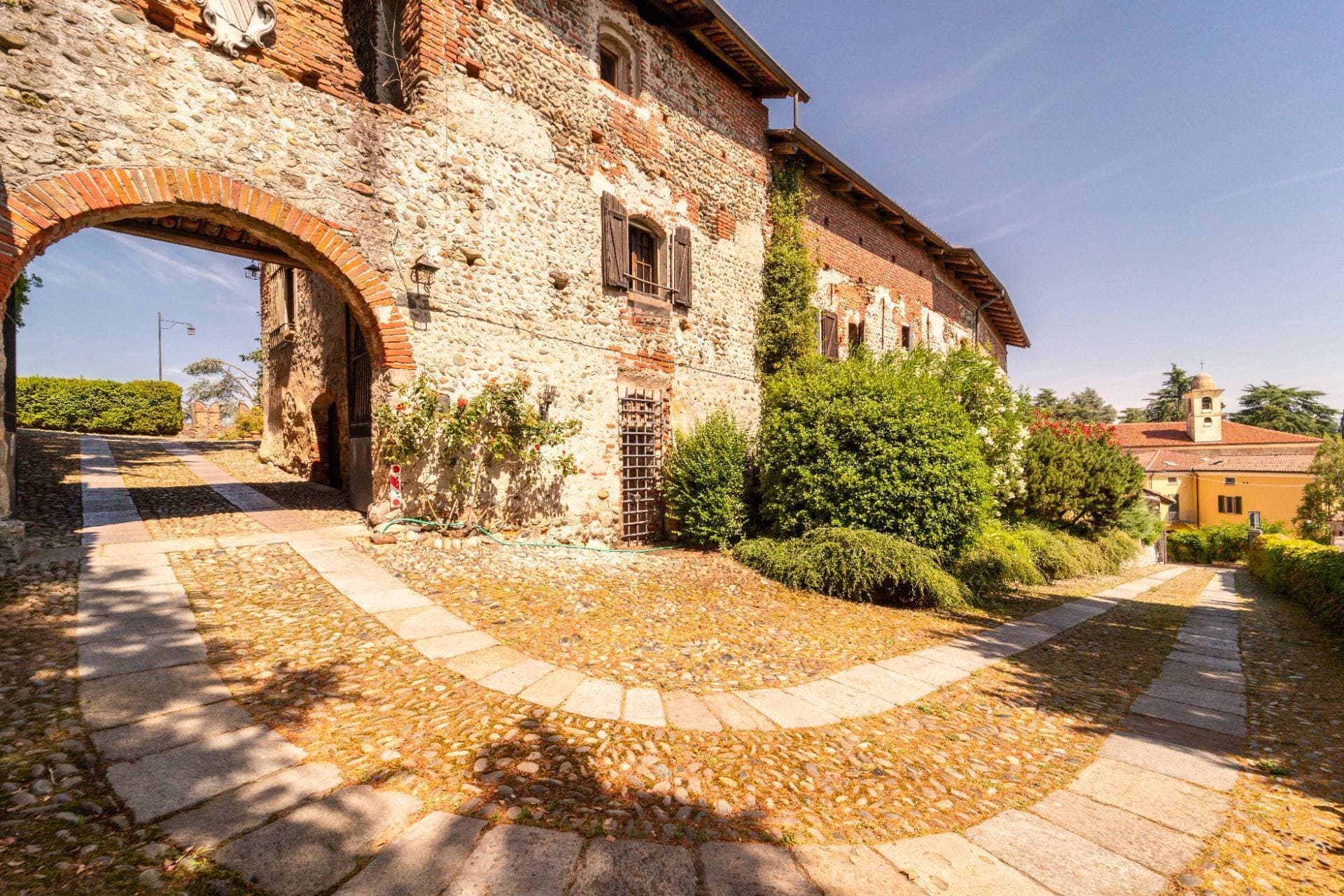 Historic Moncrivello Castle With Independent Apartments — in Italy