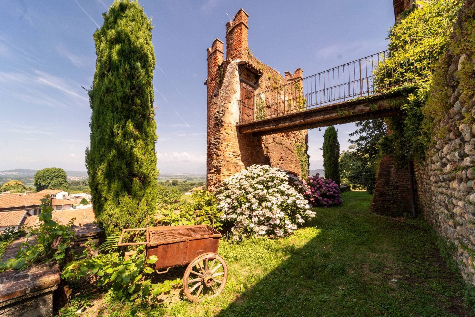 Historic Moncrivello Castle With Independent Apartments 2