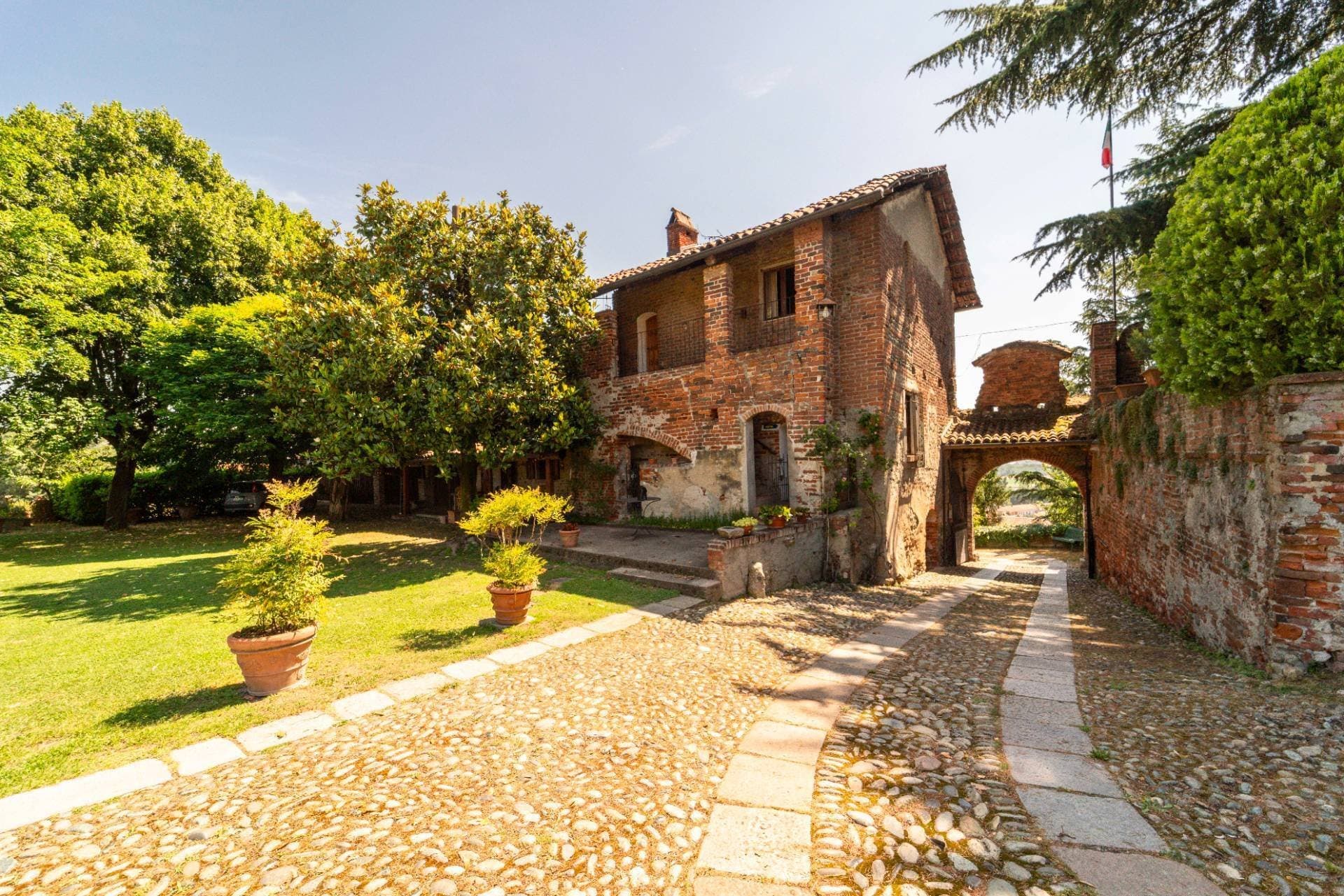 Historic Moncrivello Castle With Independent Apartments 3