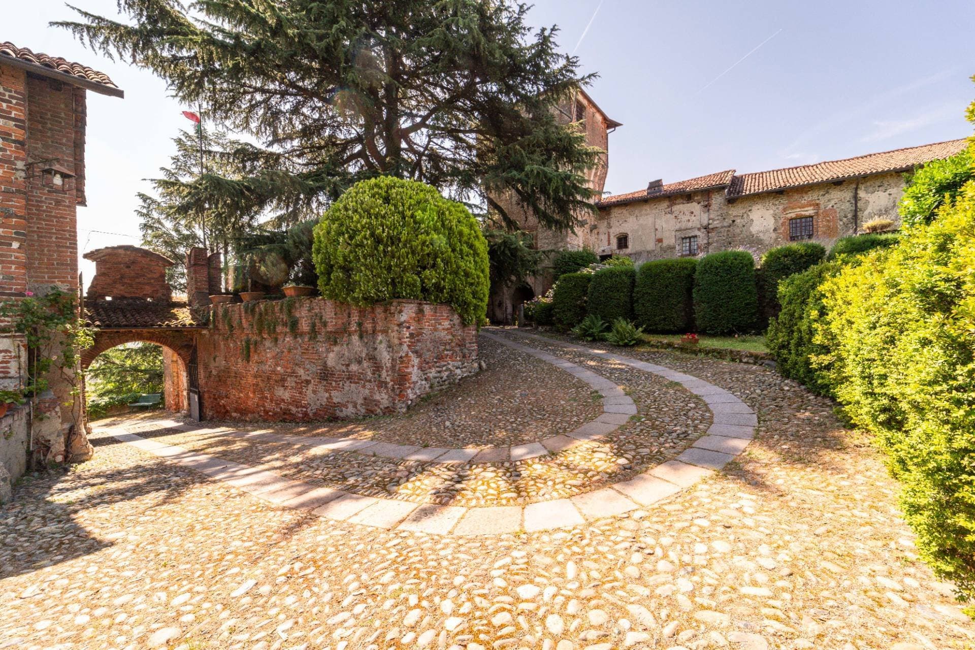 Historic Moncrivello Castle With Independent Apartments 4