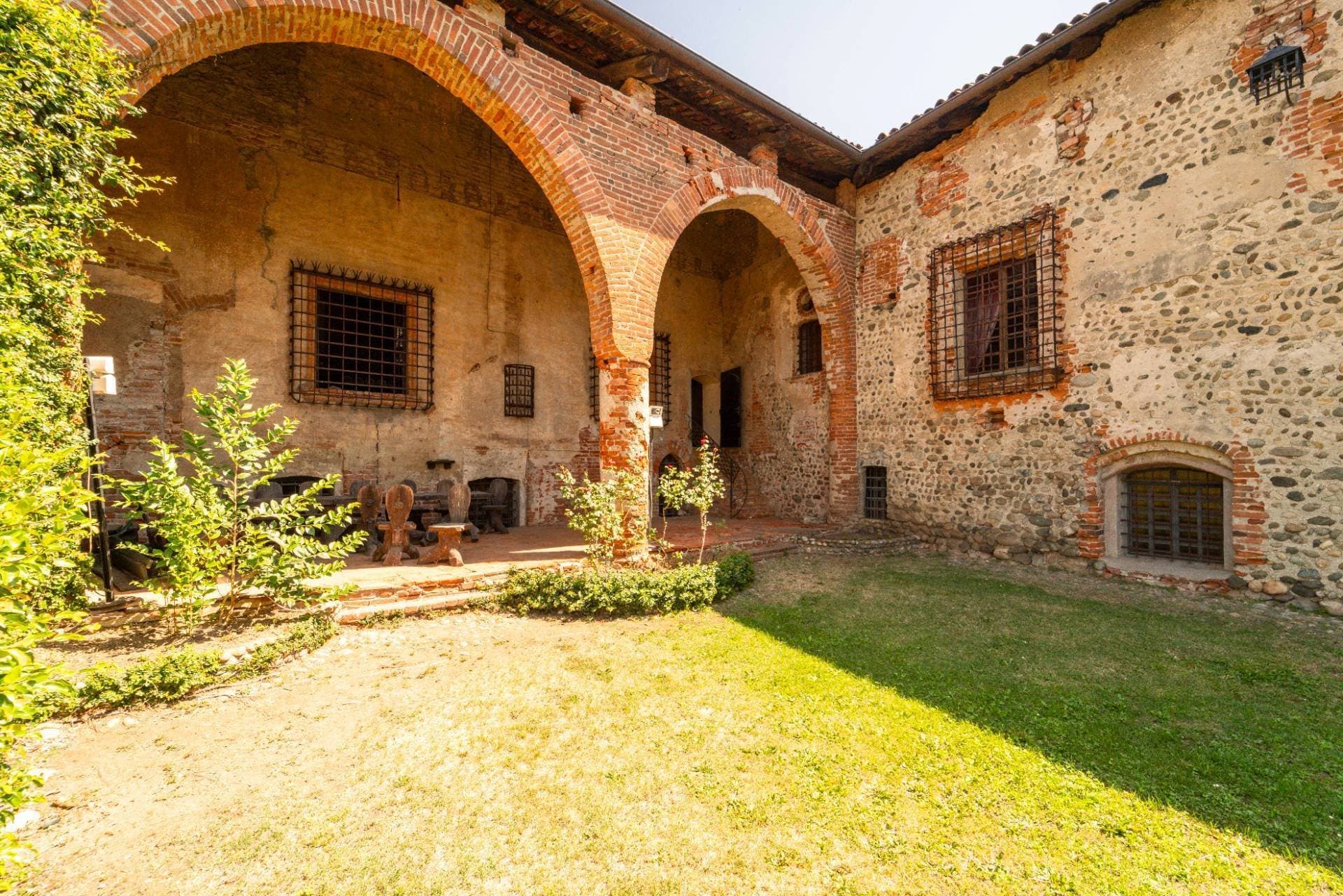 Historic Moncrivello Castle With Independent Apartments 5