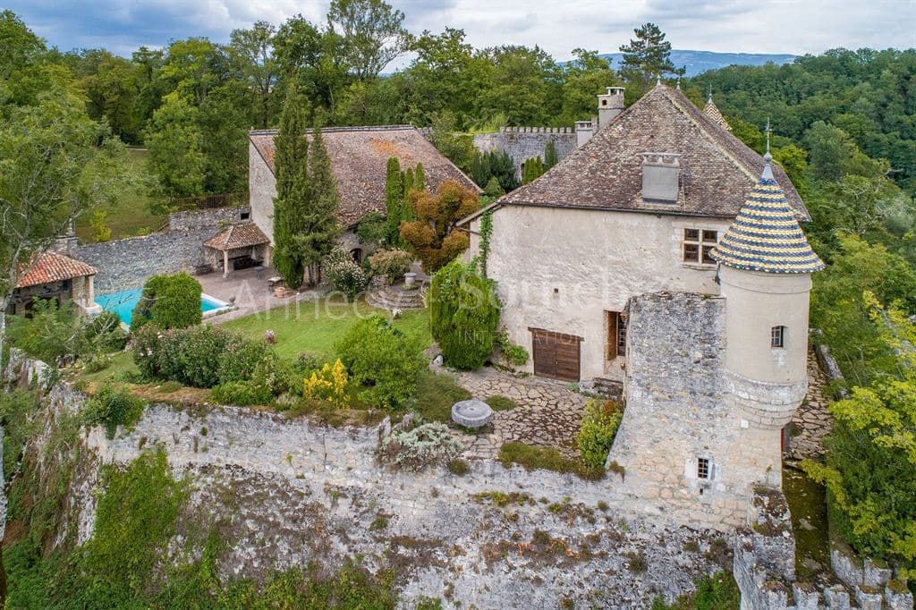 Magnificent 14th Century Castle With Modern Comforts And Expansive Grounds 4
