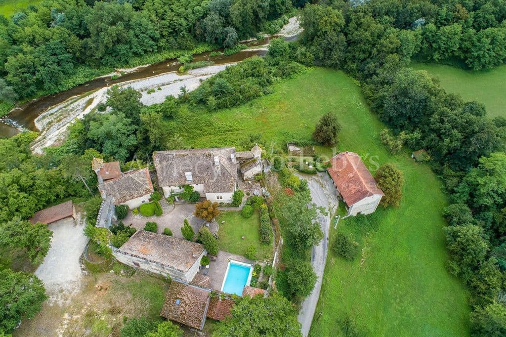Magnificent 14th Century Castle With Modern Comforts And Expansive Grounds 5