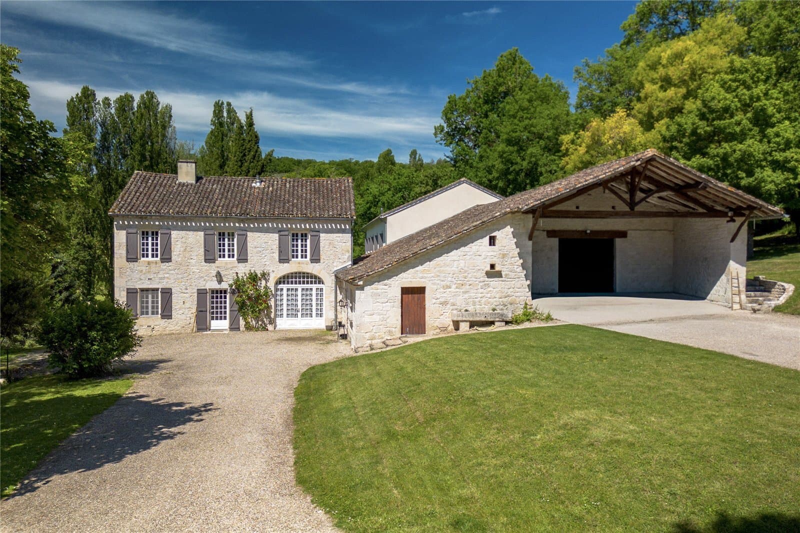 Elegant 18th Century Château With Private Lake And Guest House — Château for sale in France