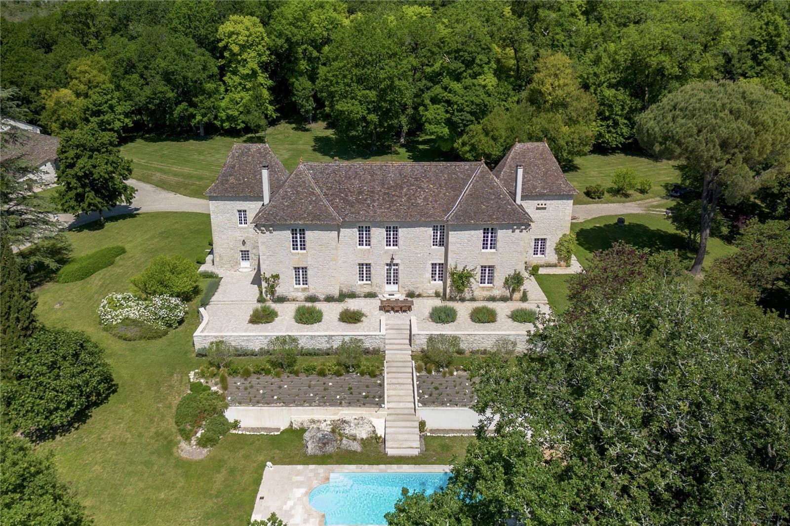 Elegant 18th Century Château With Private Lake And Guest House 2
