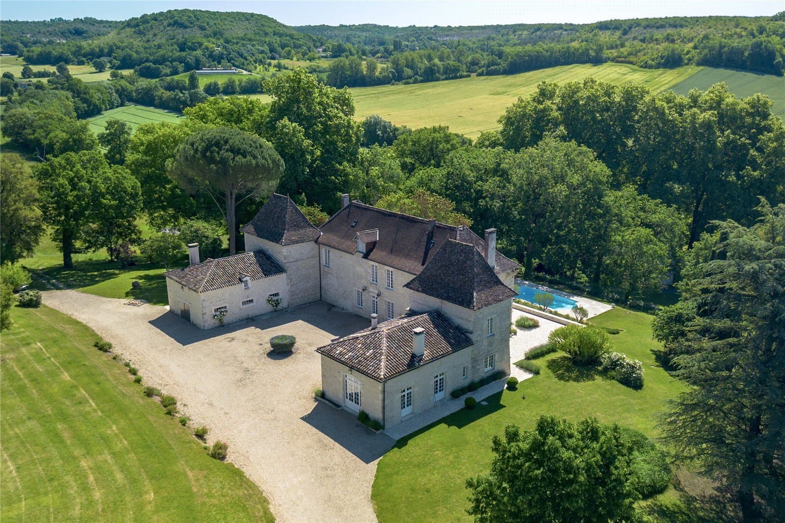 Elegant 18th Century Château With Private Lake And Guest House 3