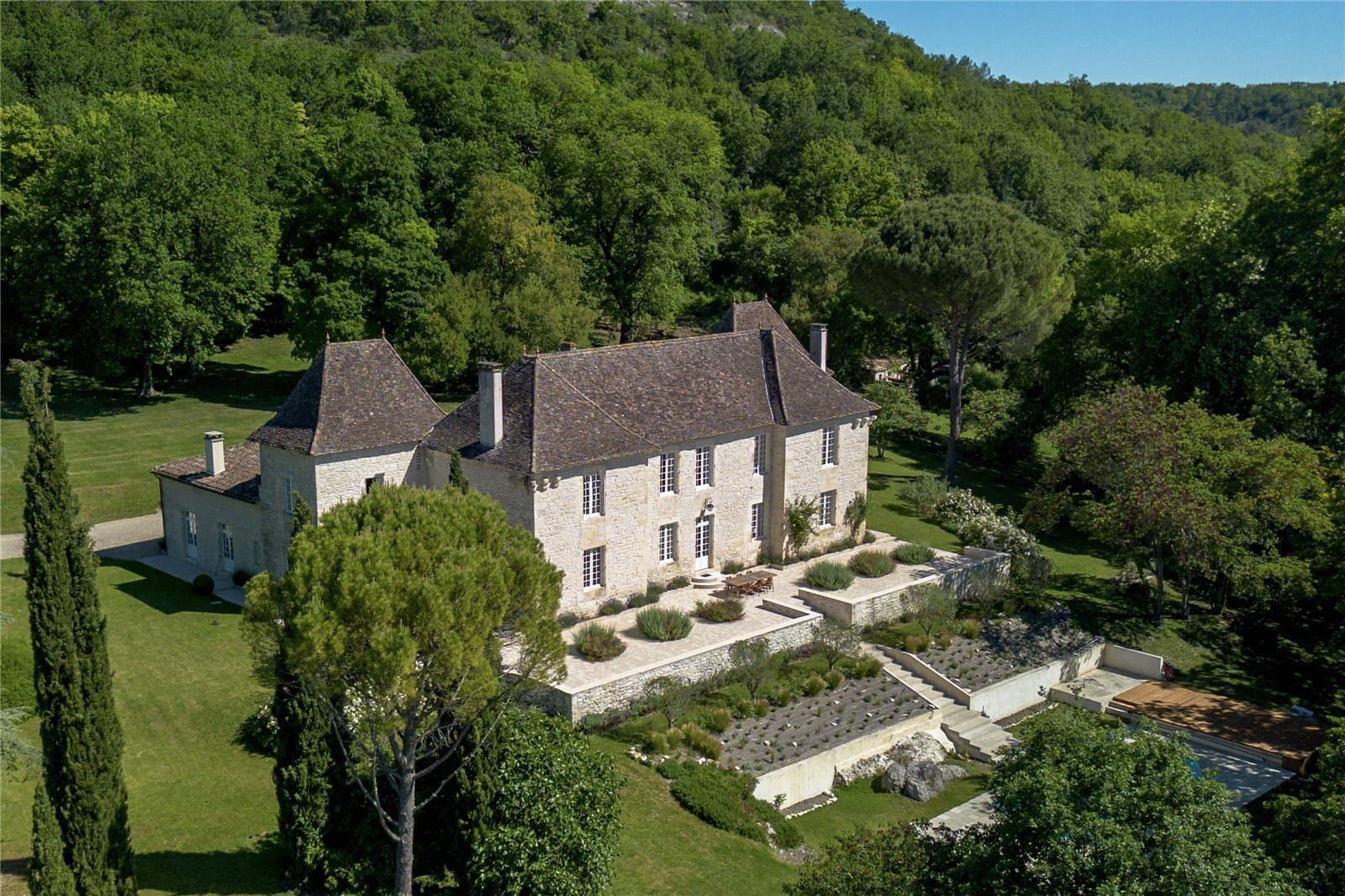 Elegant 18th Century Château With Private Lake And Guest House 4