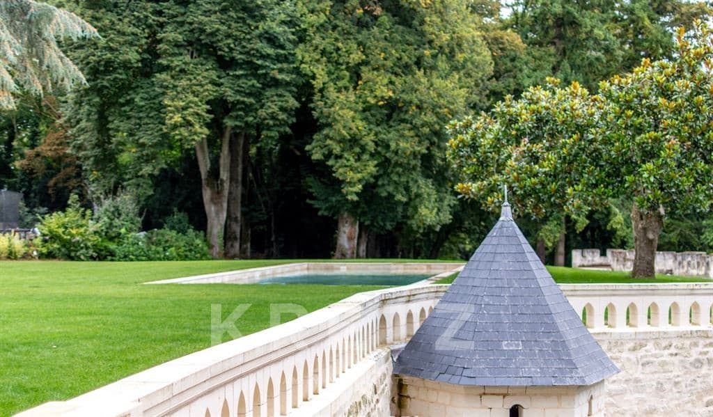 Restored Renaissance Château with Swimming Pool and Tennis Court 4
