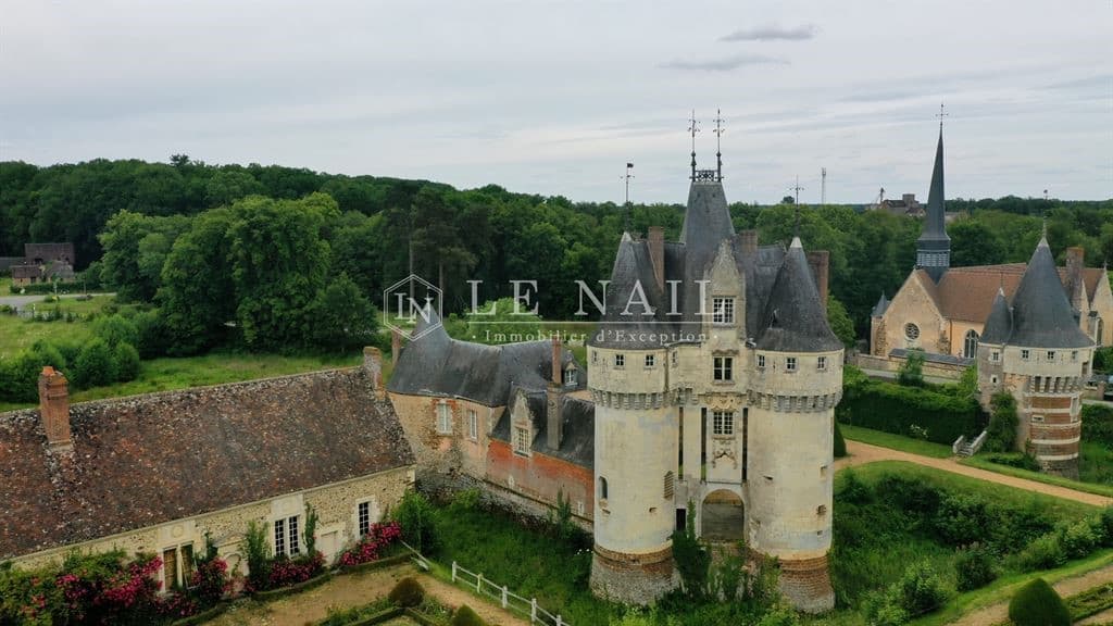 Historic Château With Formal Garden And Multiple Architectural Ensembles 4